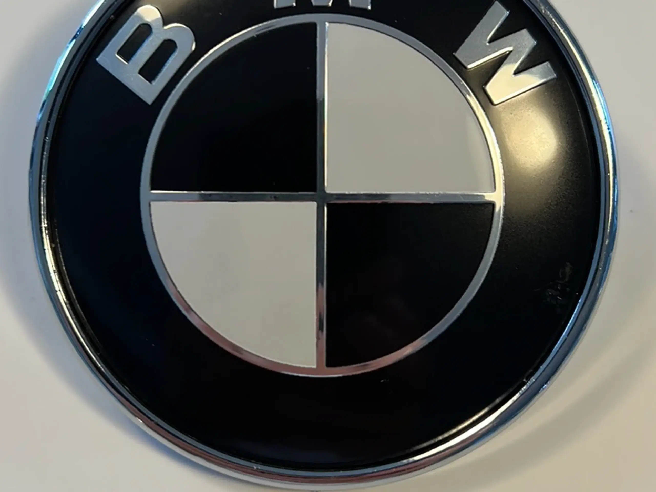 Bmw emblem 82mm sort/hvid