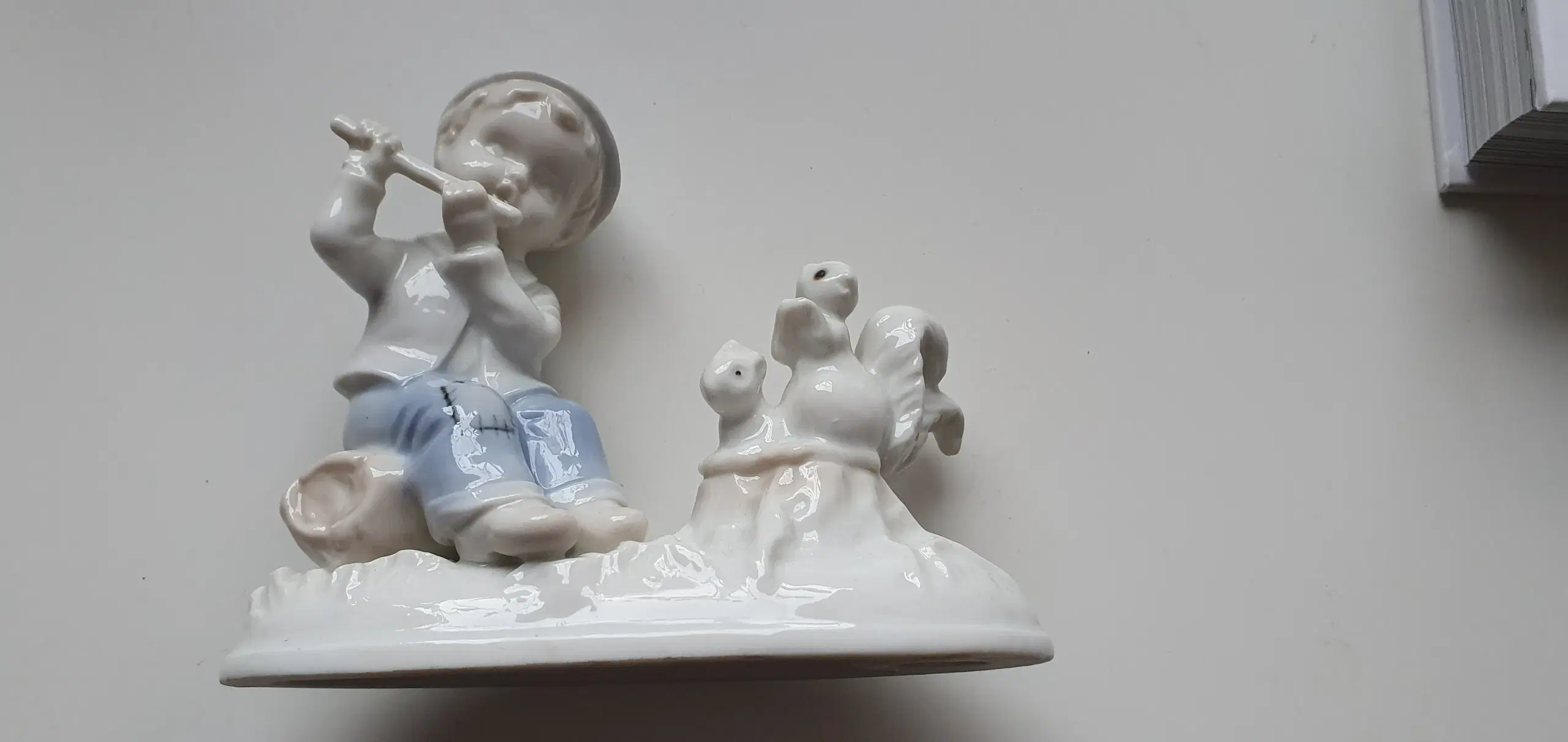 Porcelænsfigur - Dreng spiller fløjte foran egern