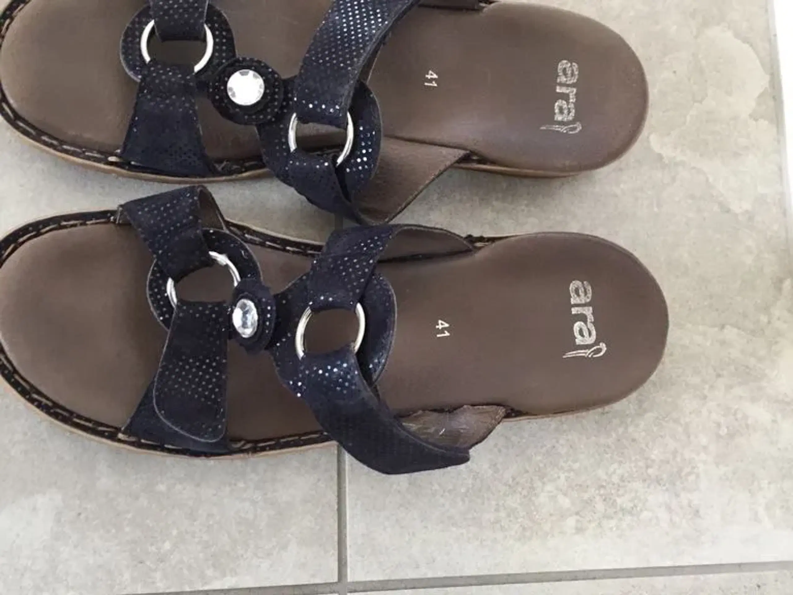 Ara sandal