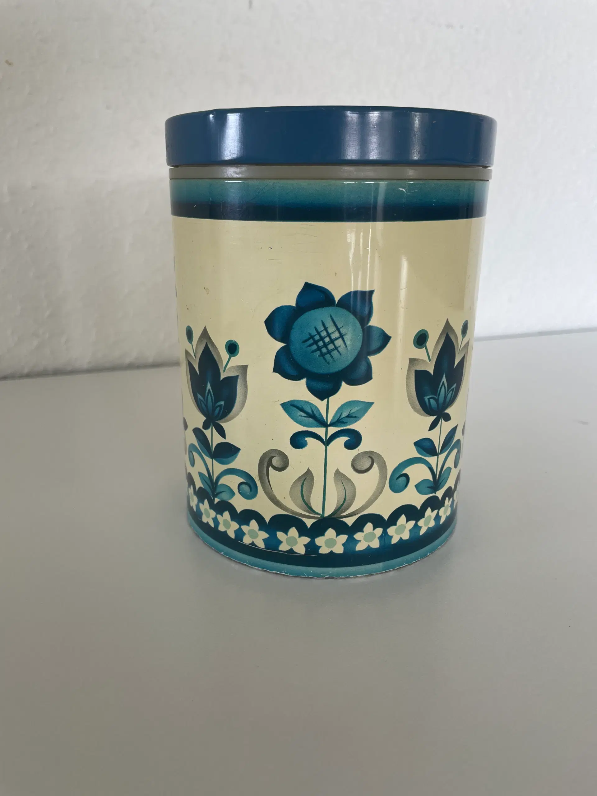 Retro dåse med blomster