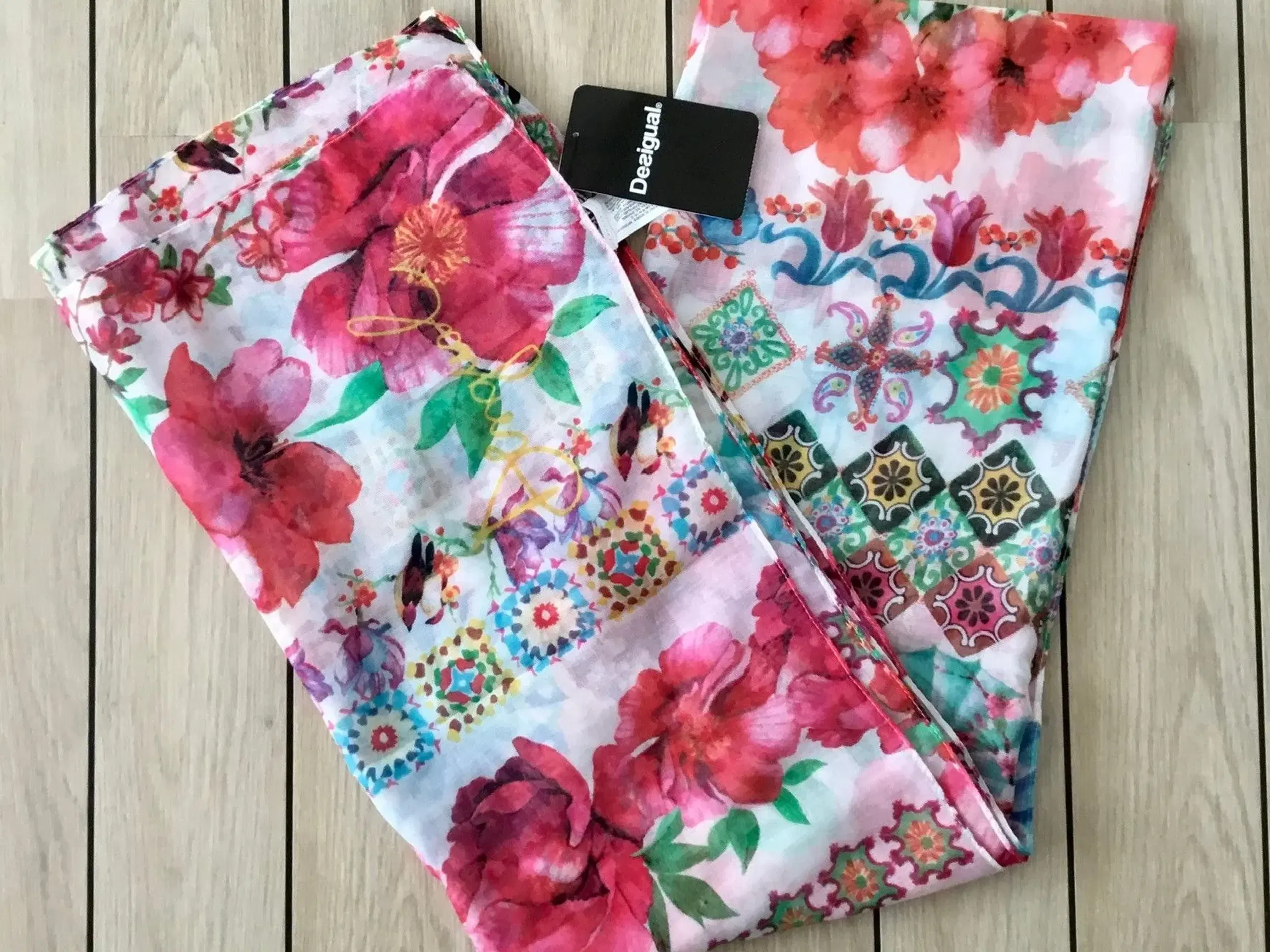 Desigual tørklæde med blomster fra Desigual