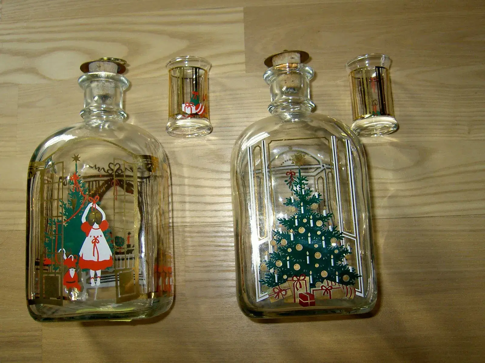 Karaffeler med " julekalender" og glas