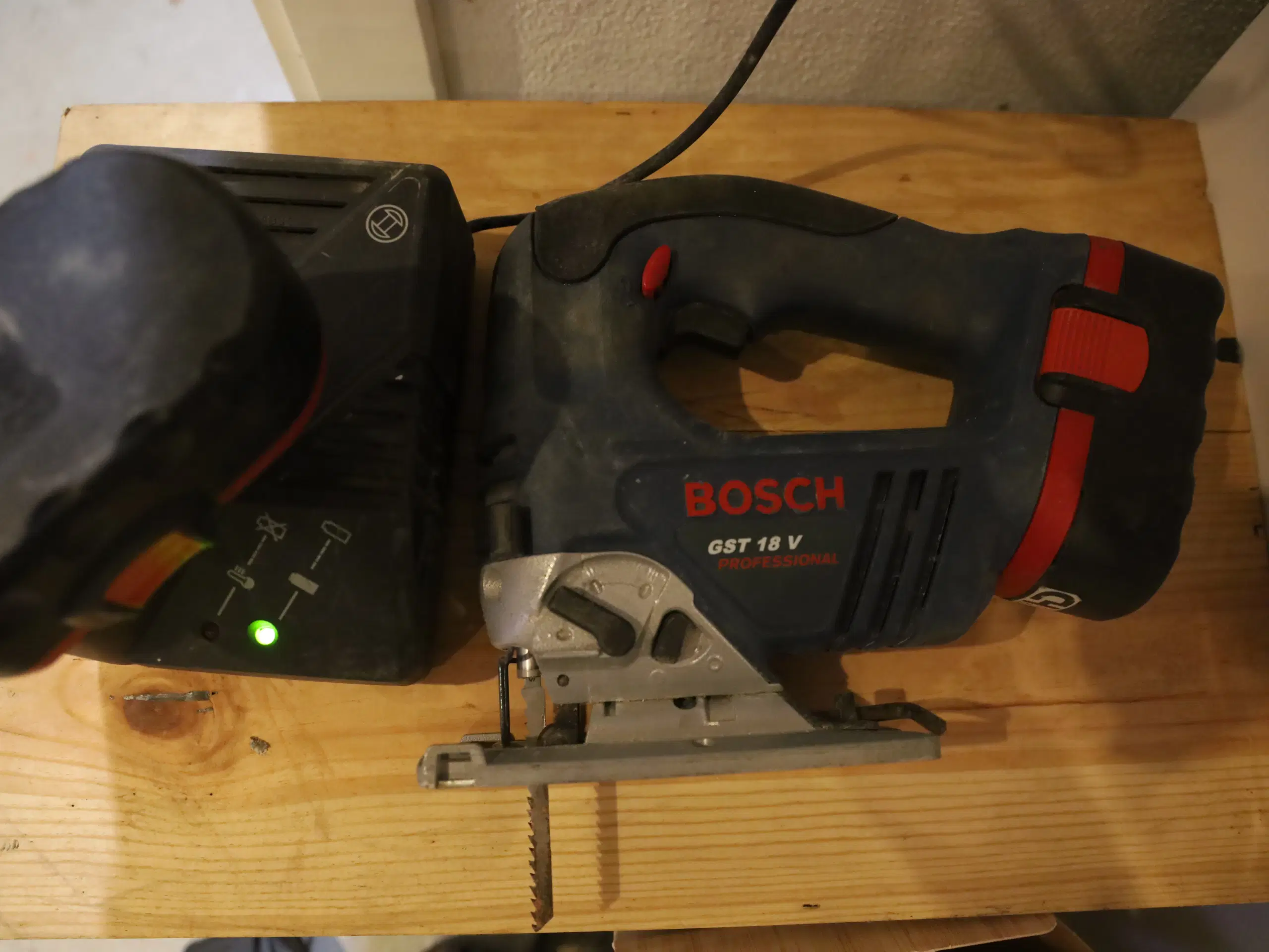 Blå Bosch Stiksav GST 18 V