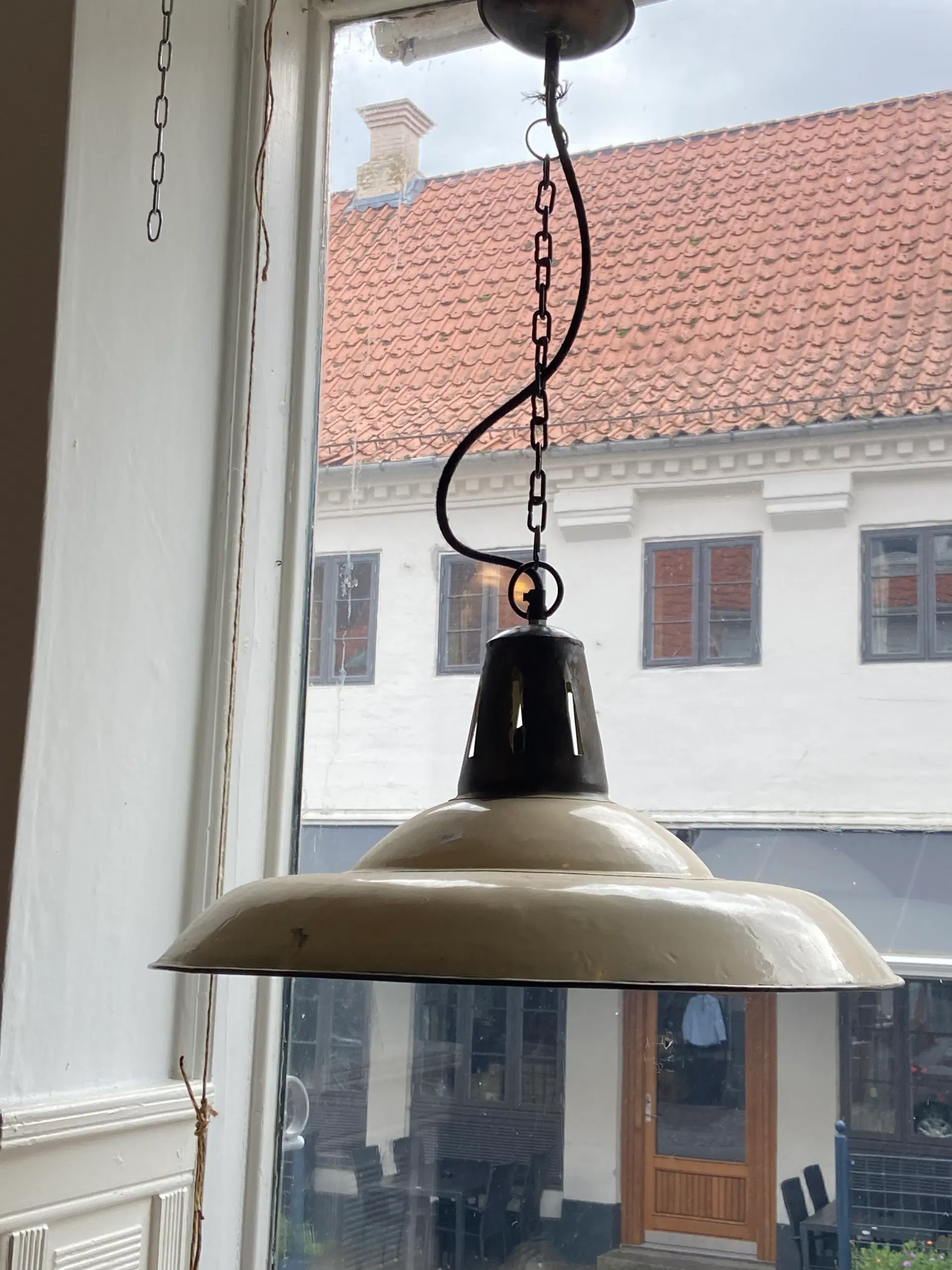 2 helt unikke loftslamper i industriel stil