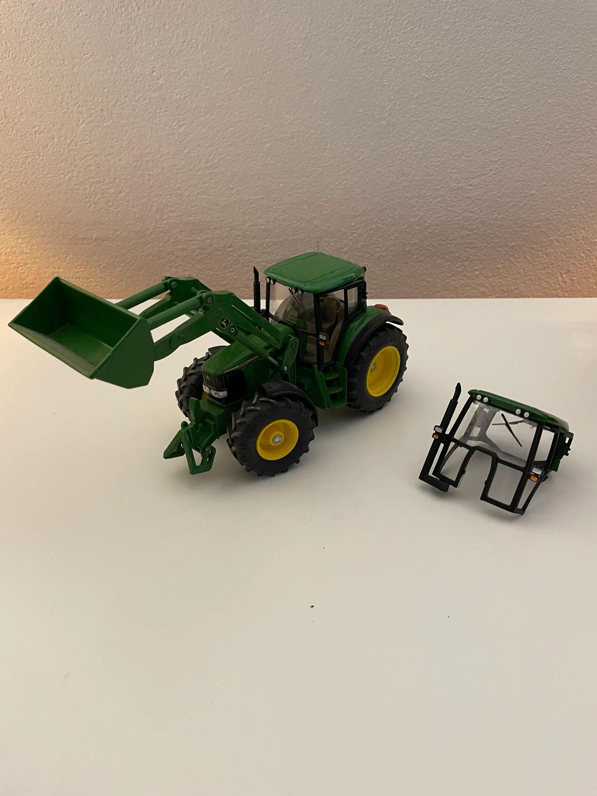 John Deere traktor med frontlæsser