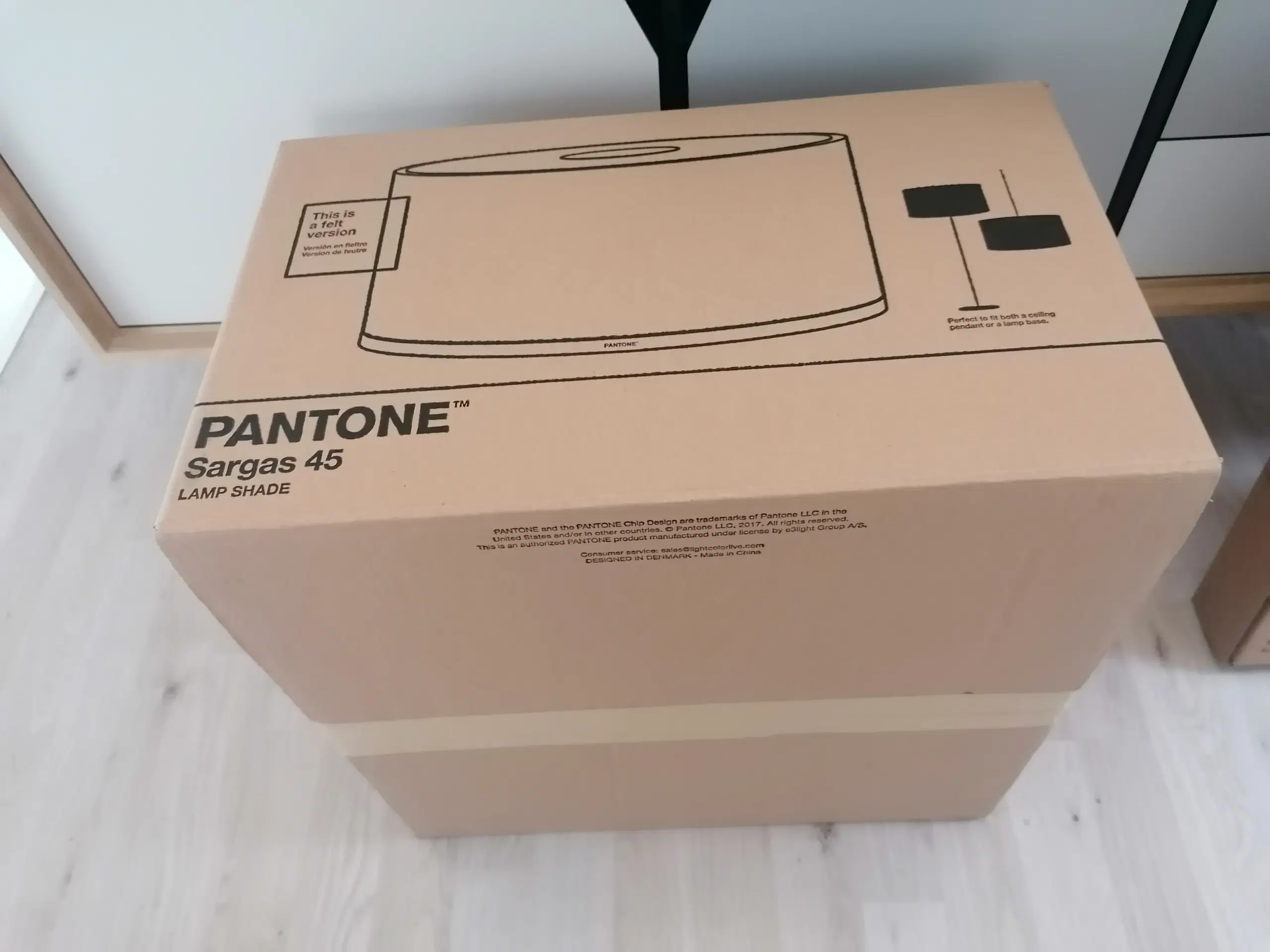 NY Pantone Sargas Gulvlampe