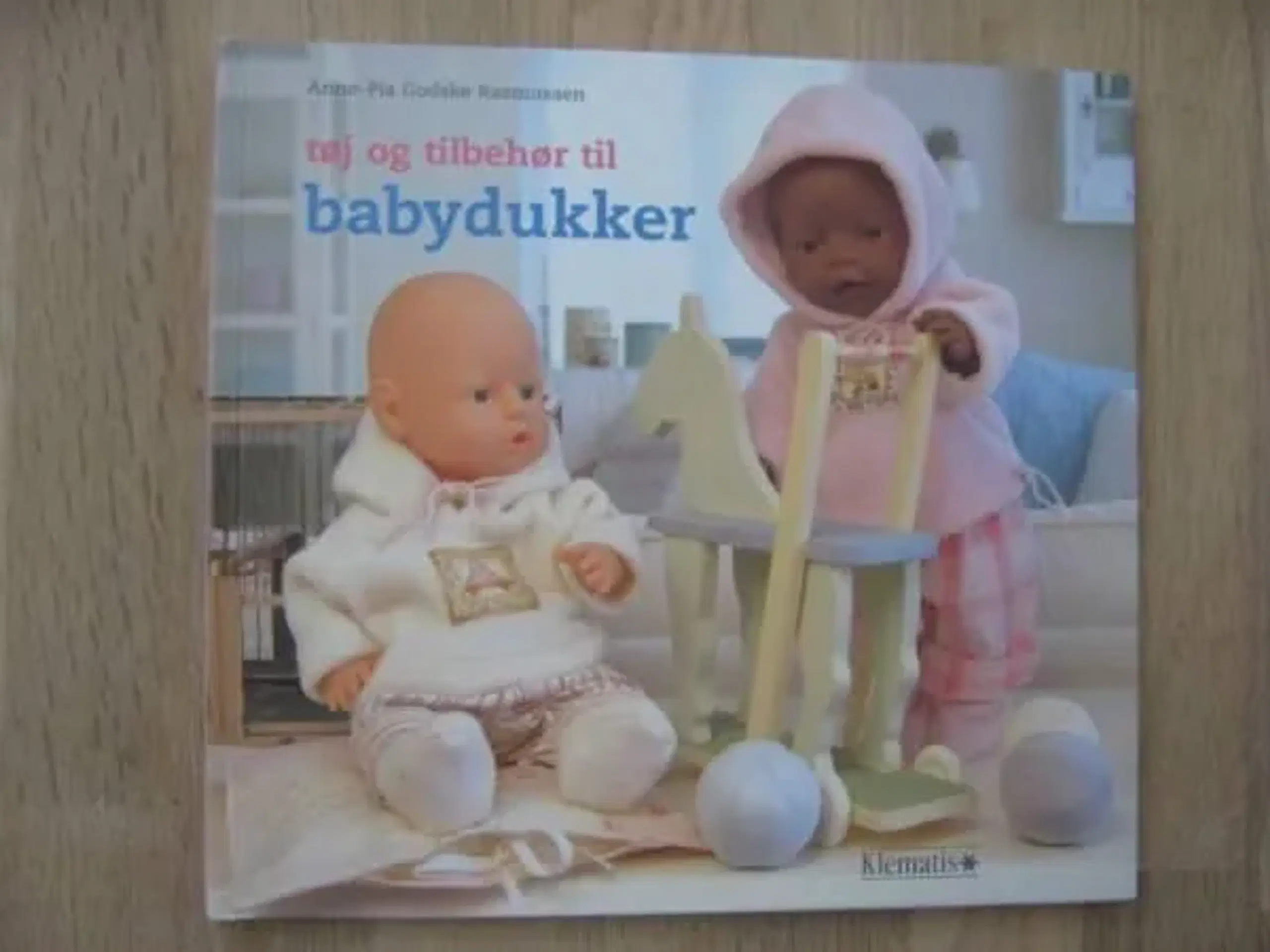 sy tøj og tilbehør til babydukker