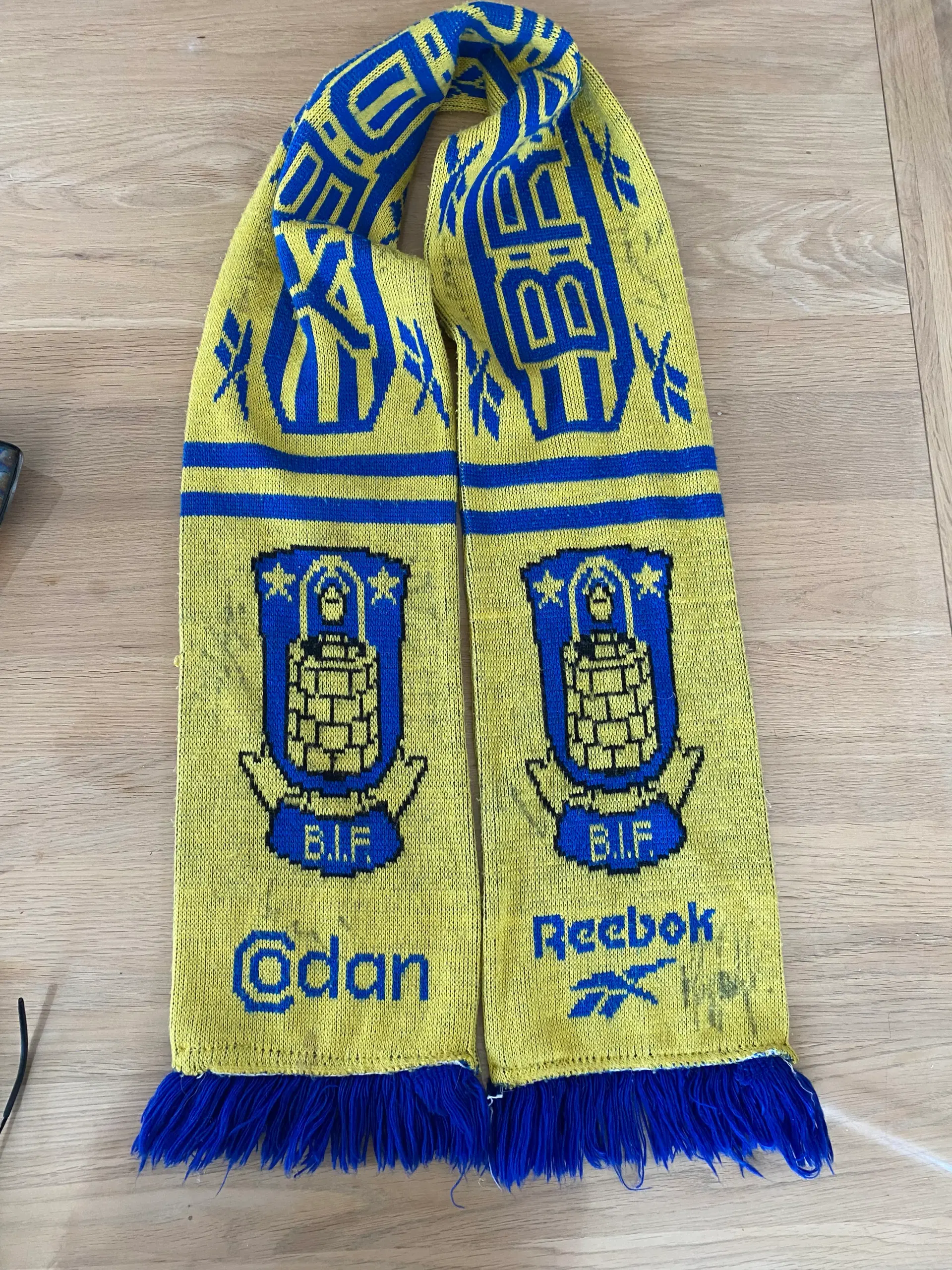 Brøndby halstørklæde med autografer