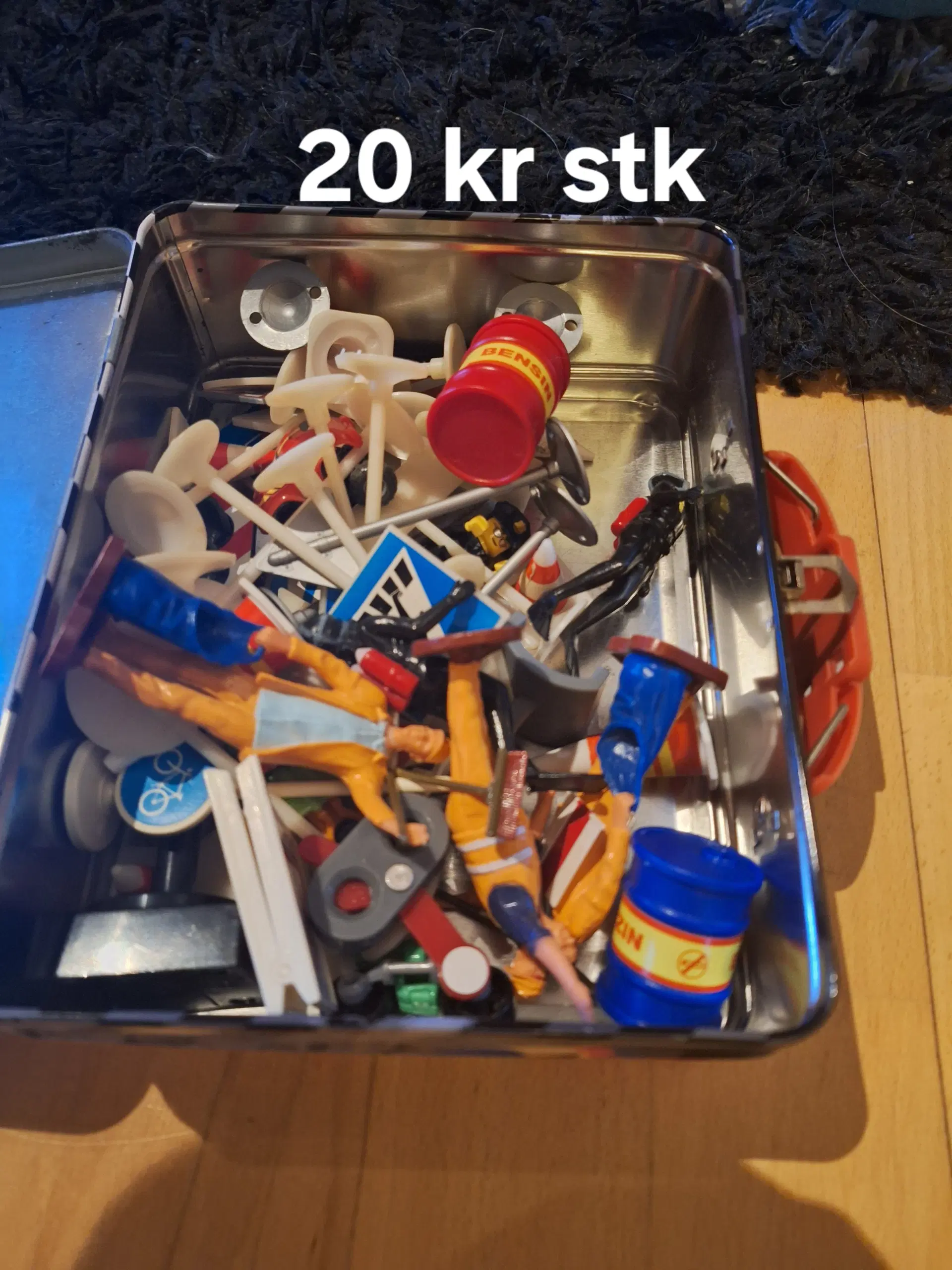 Blandet kasse med Vej skilte