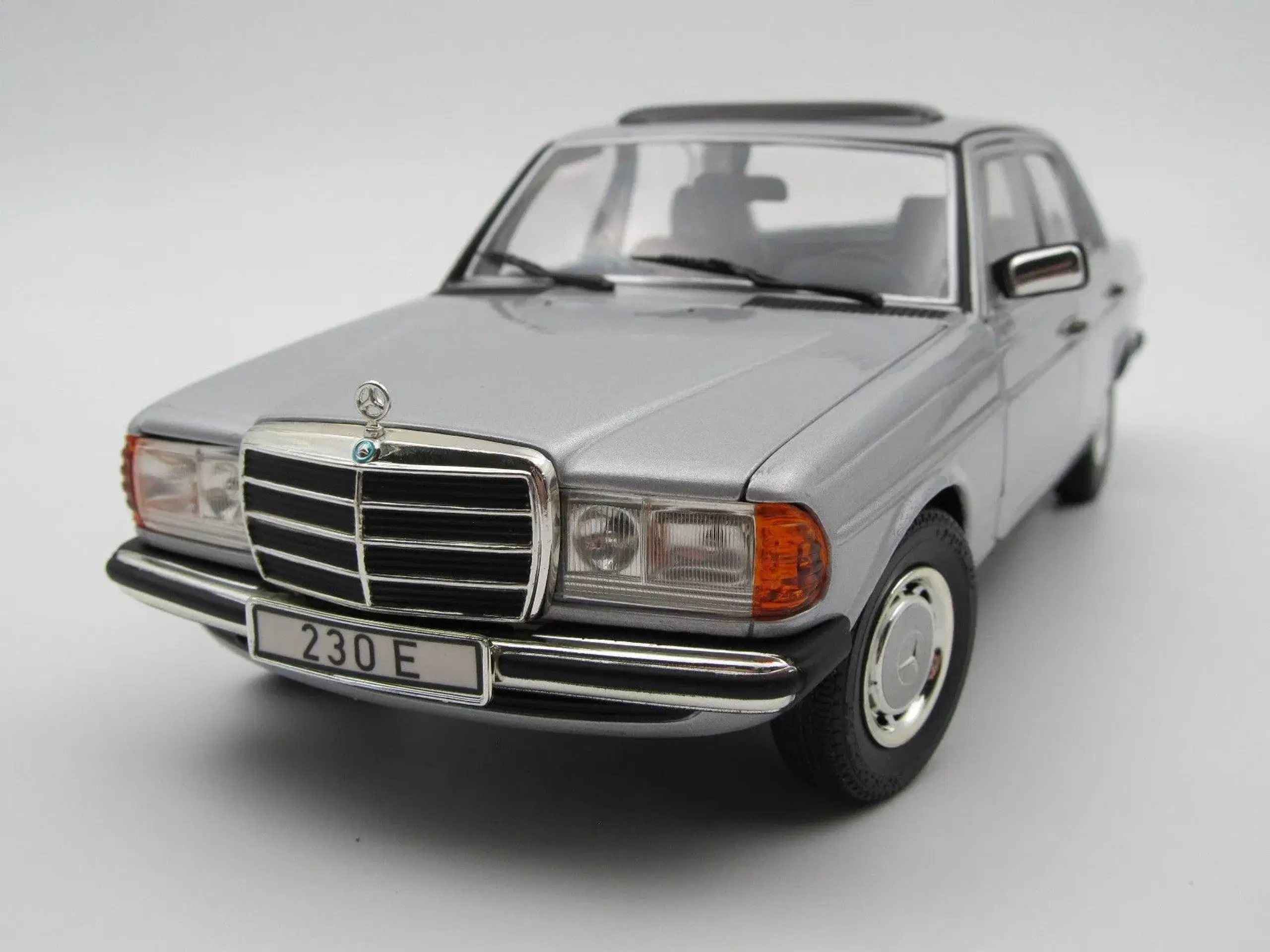 1979 Mercedes-Benz 230 E Type W123 - 1:18