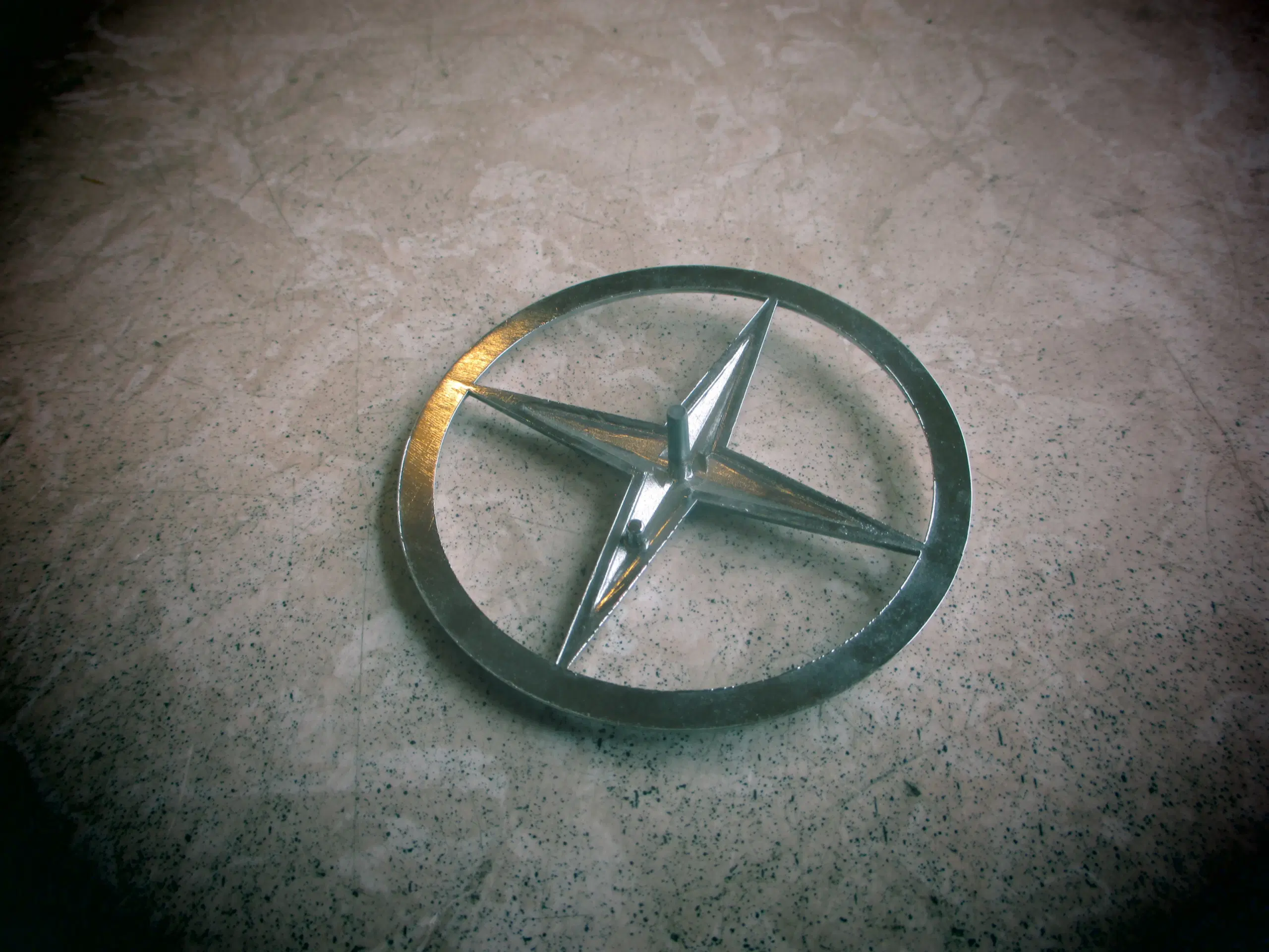 Nyt Emblem  Mercedes