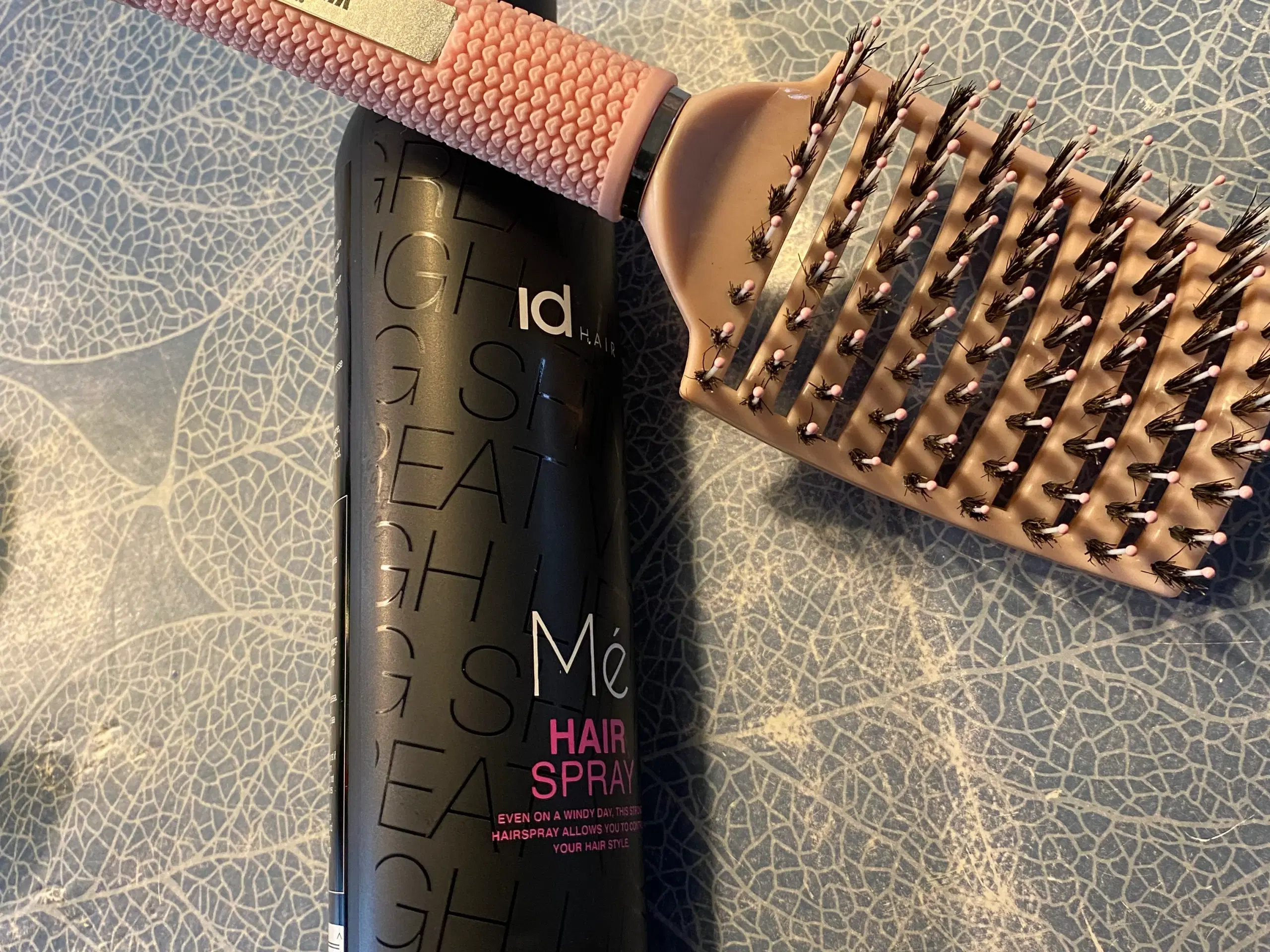 Yuaia Hair børste med vildsvinhår og Id Hair spray