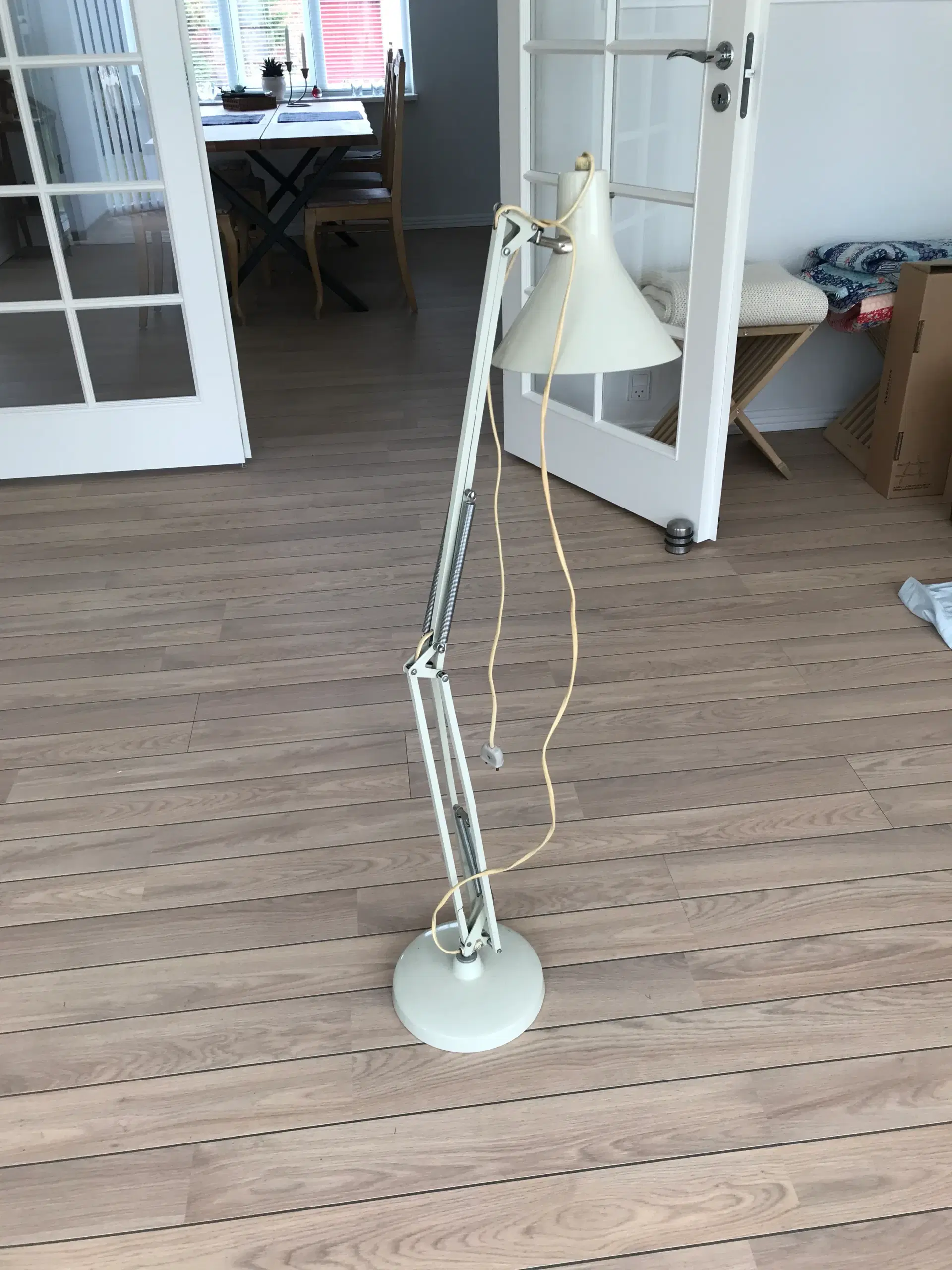 Hvid arkitektlampe på fod