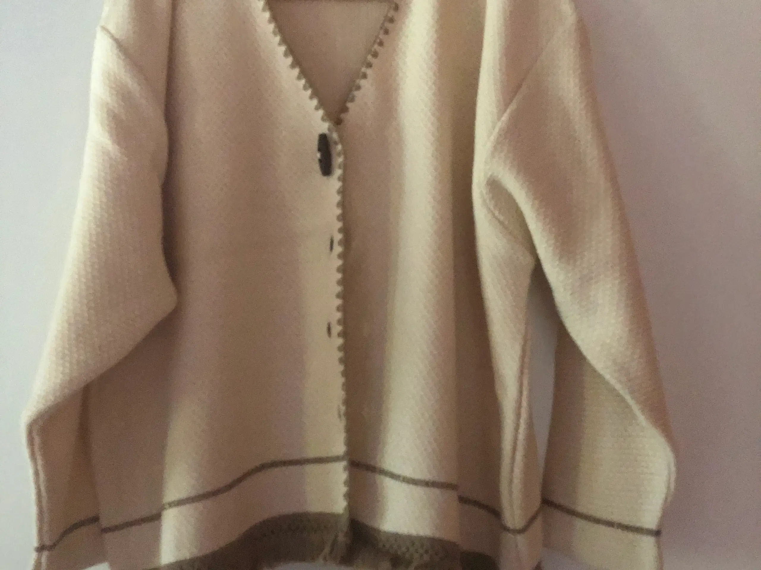 Cardigan i beige med brunlige frynser