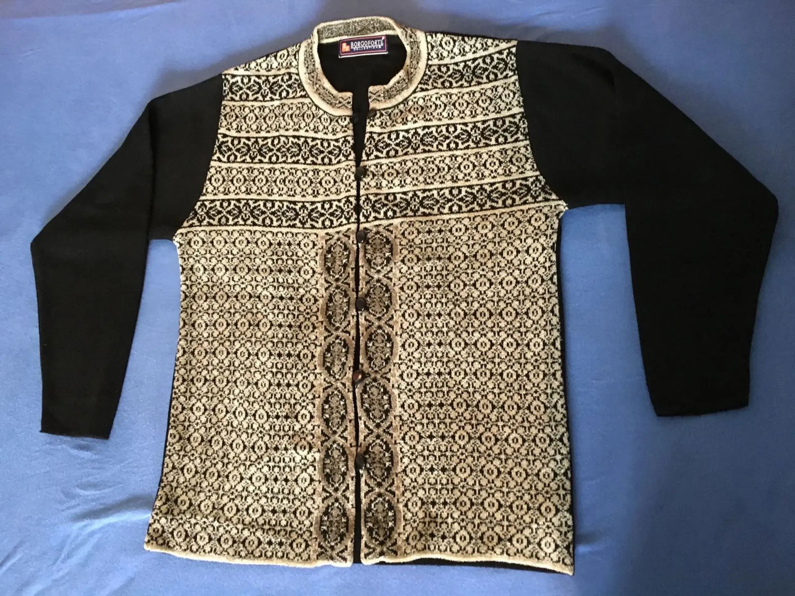 Ubrugt sort og cremefarvet cardigan