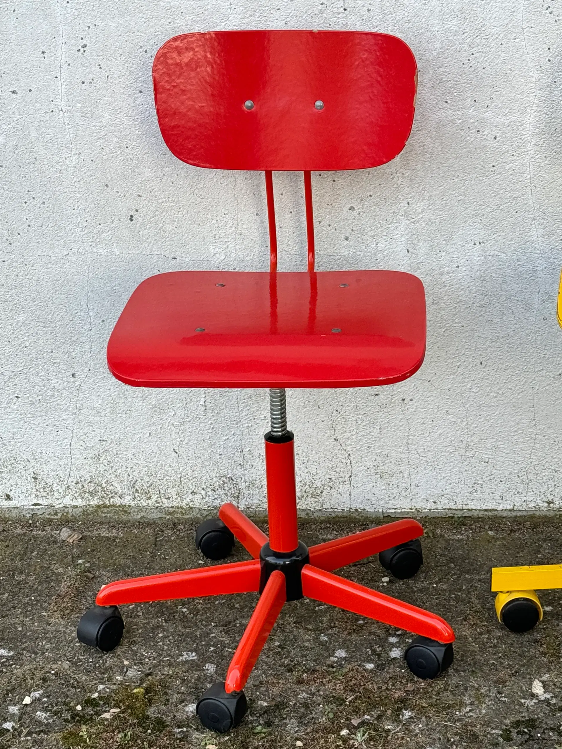 Rød og gul retro kontorstole