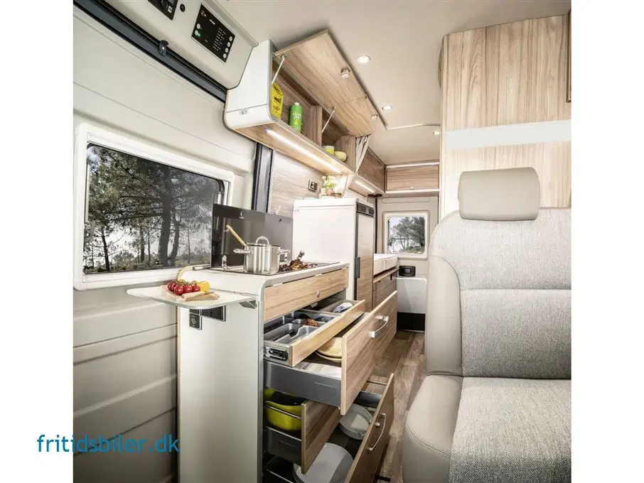 2024 - Hymer Campervan Yellowstone   Hymer Campervan Yellowstone Hymers flagskib indnefor Fritidsbiler masser af plads og med 2 enkeltsenge