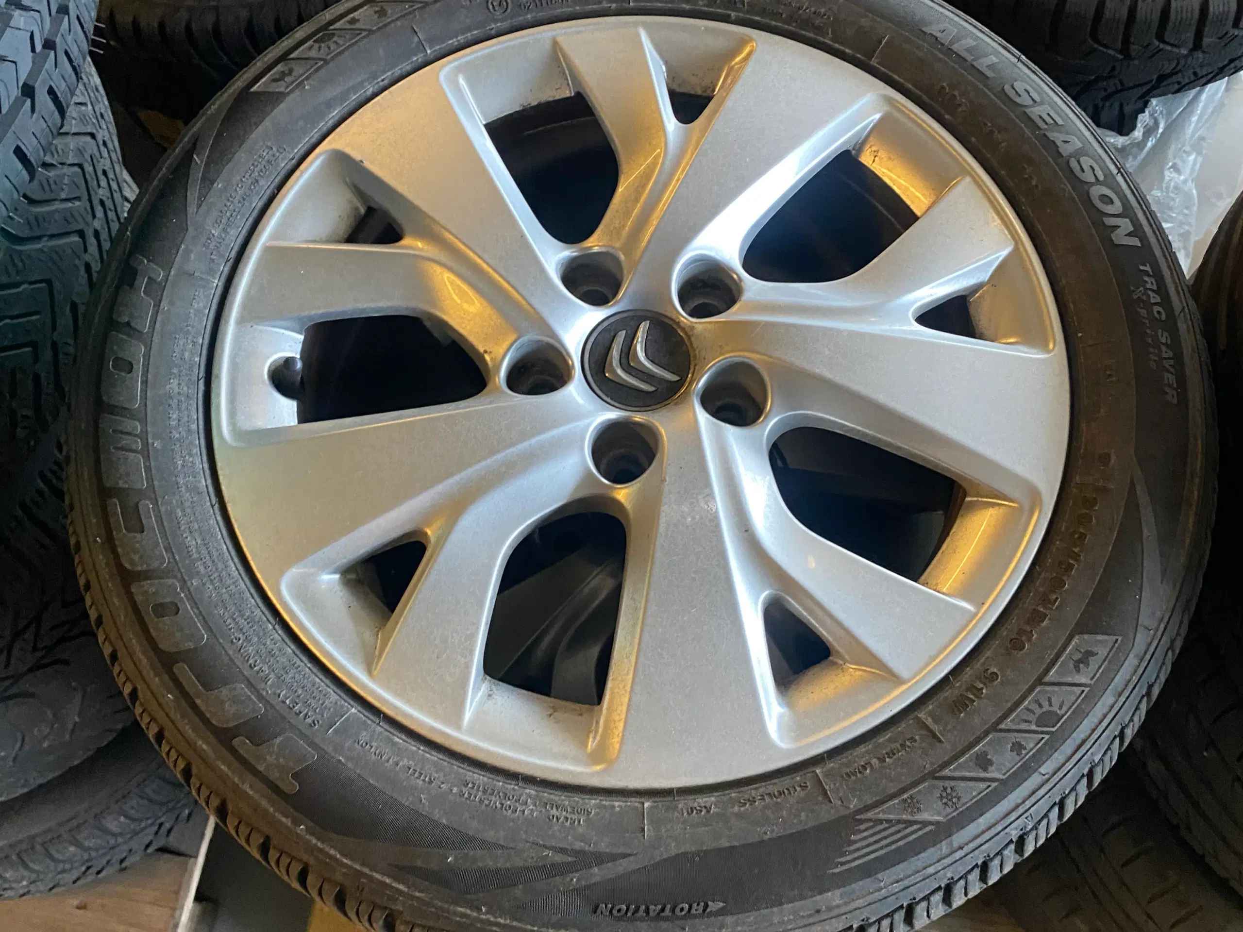 Citroën alufælge på helårsdæk 205/50 R16