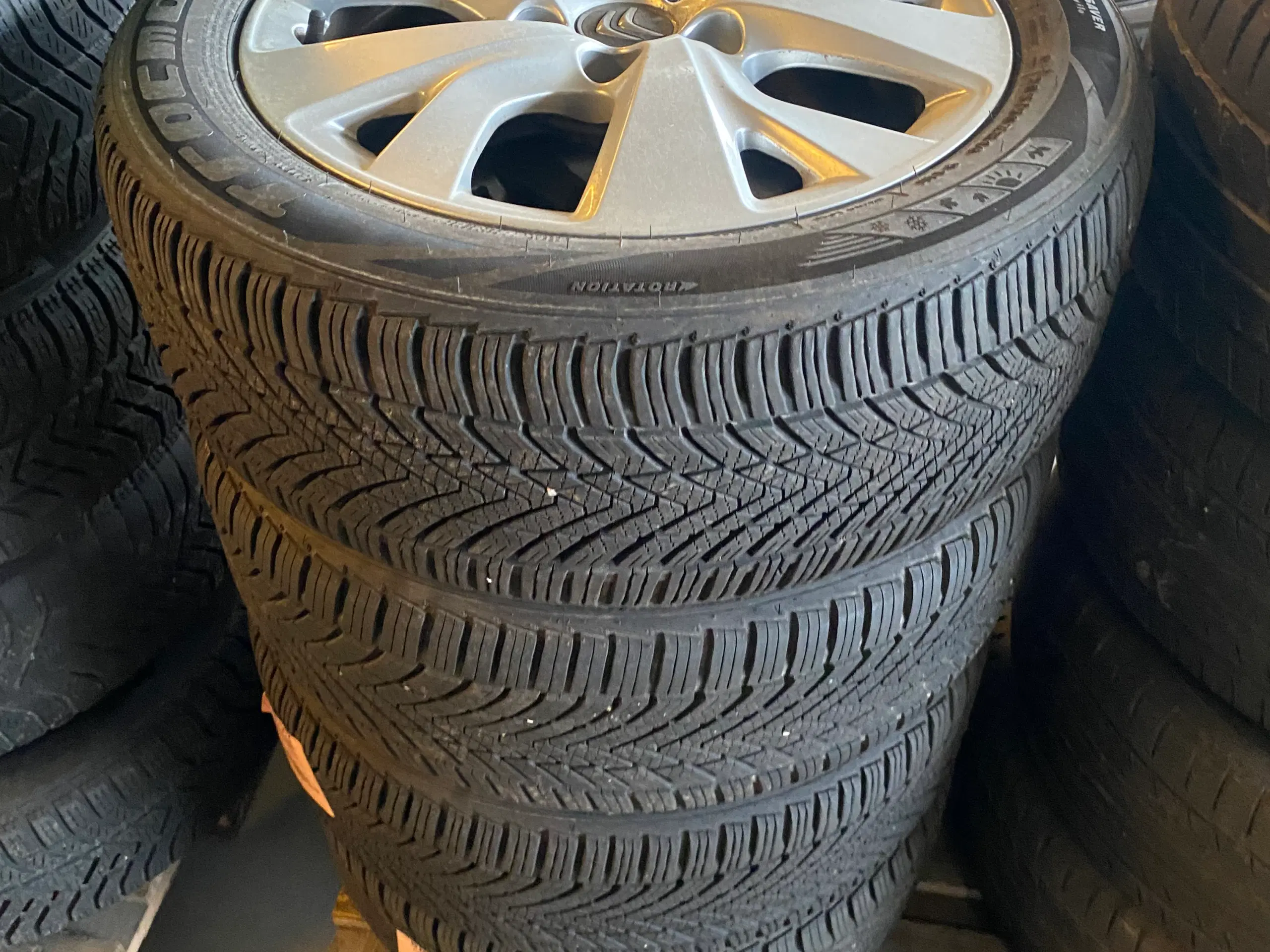 Citroën alufælge på helårsdæk 205/50 R16