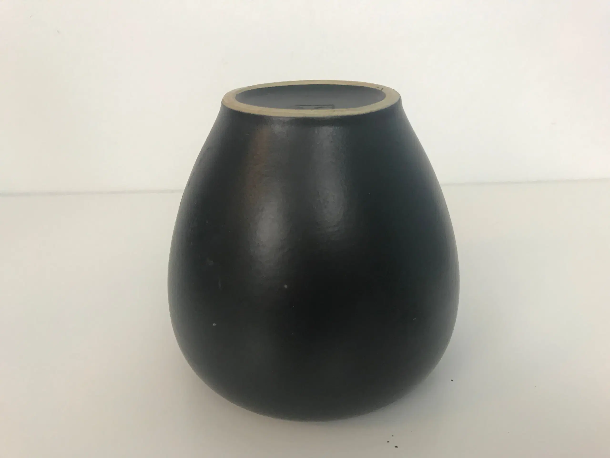 Sort retro vase