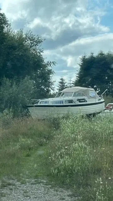 Risør 27 motorbåd Med defekt volvo penta motor