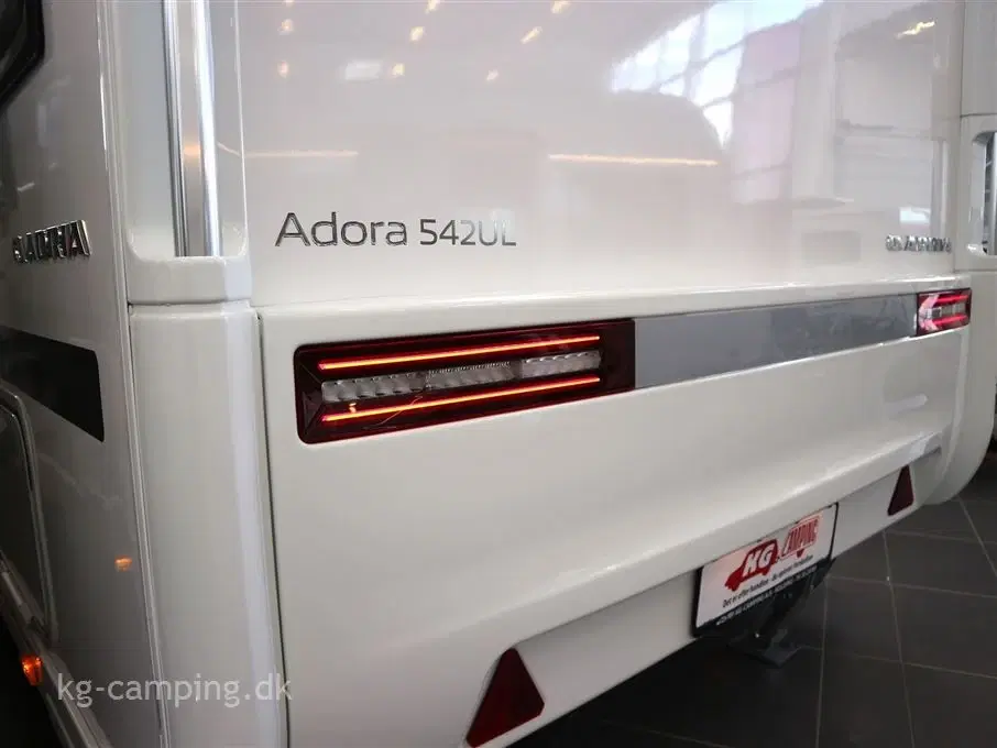 2023 - Adria Adora 542 UL   Rummelig enkeltsengsvogn med stor rundsiddegruppe