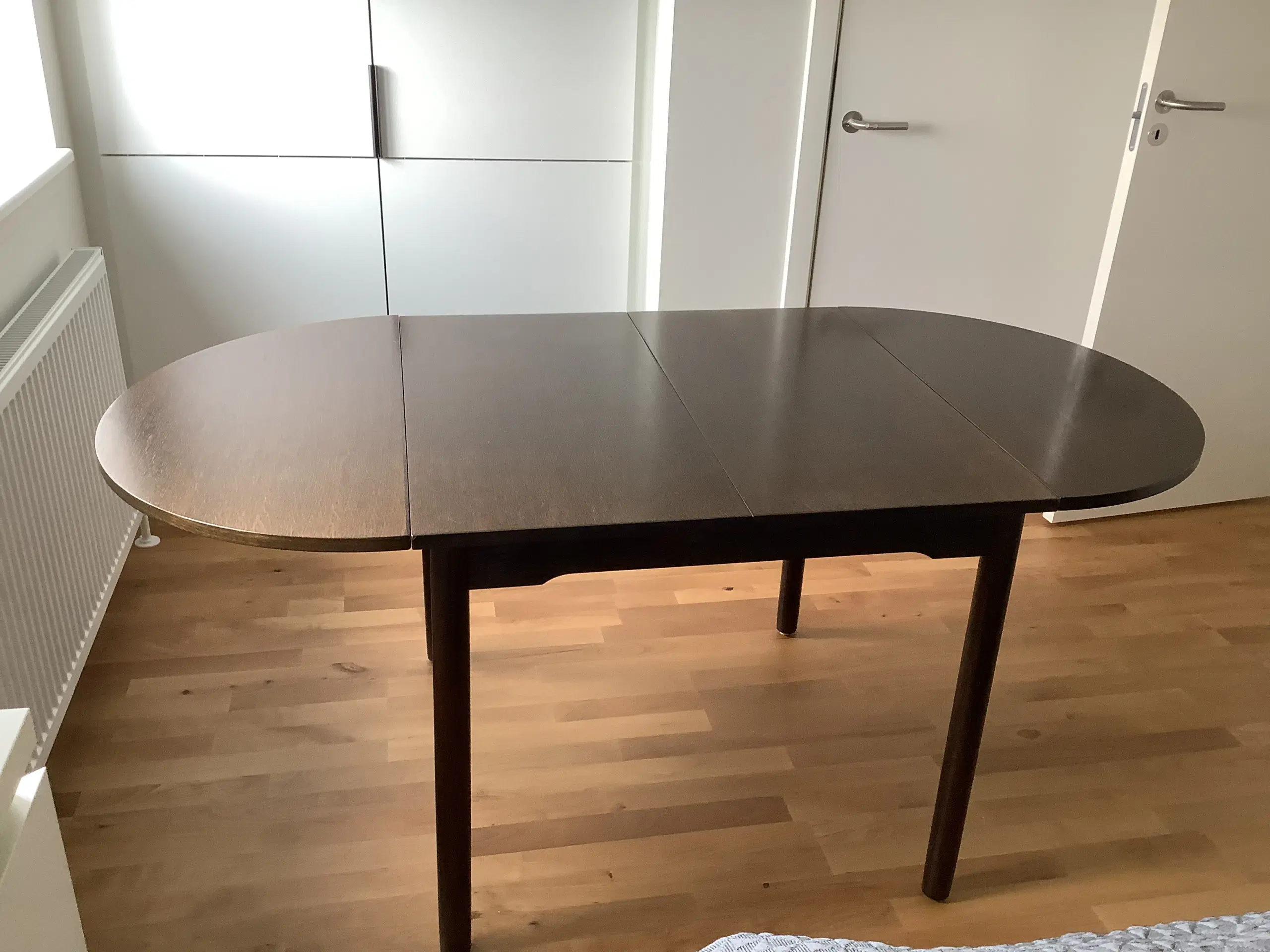 Spisebord 168 cm mørk bejset