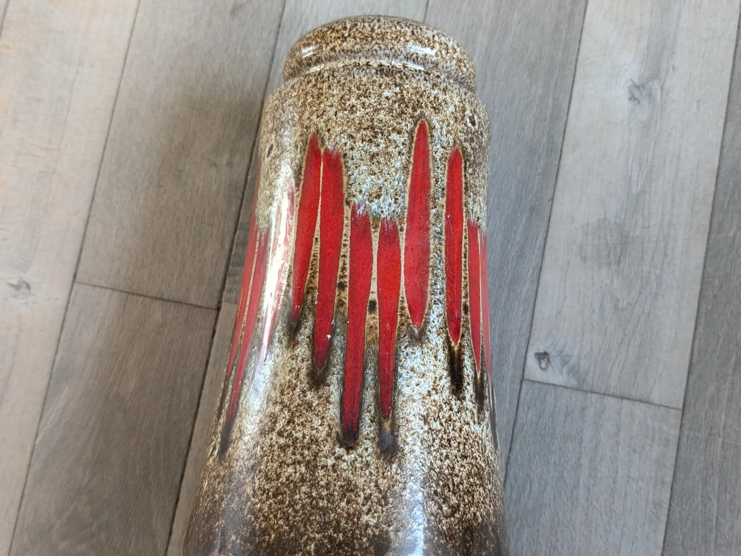 Vase i keramik fra Fat Lava ren retro