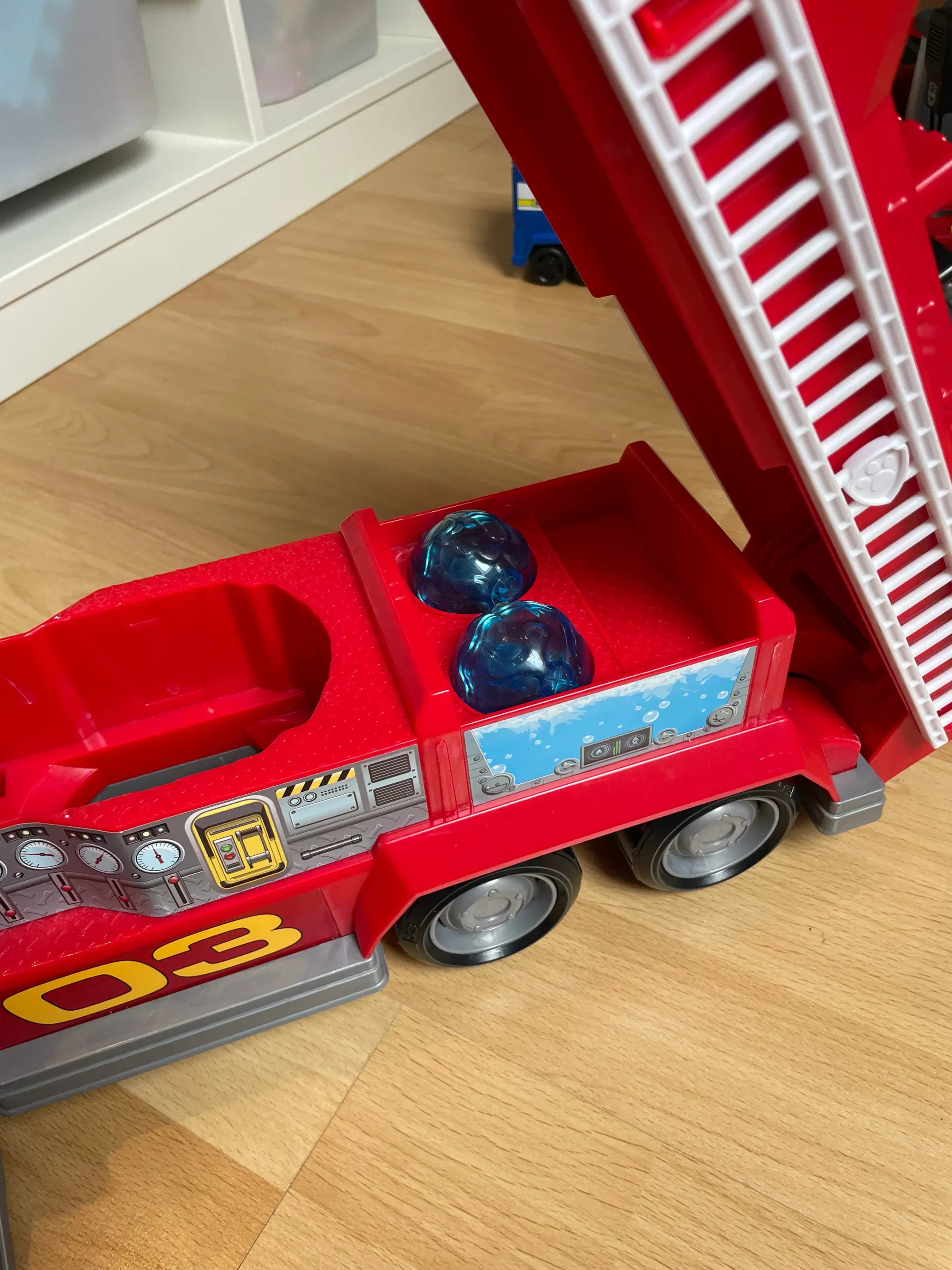 Legetøj ( Paw patrol p-hus med biler osv)