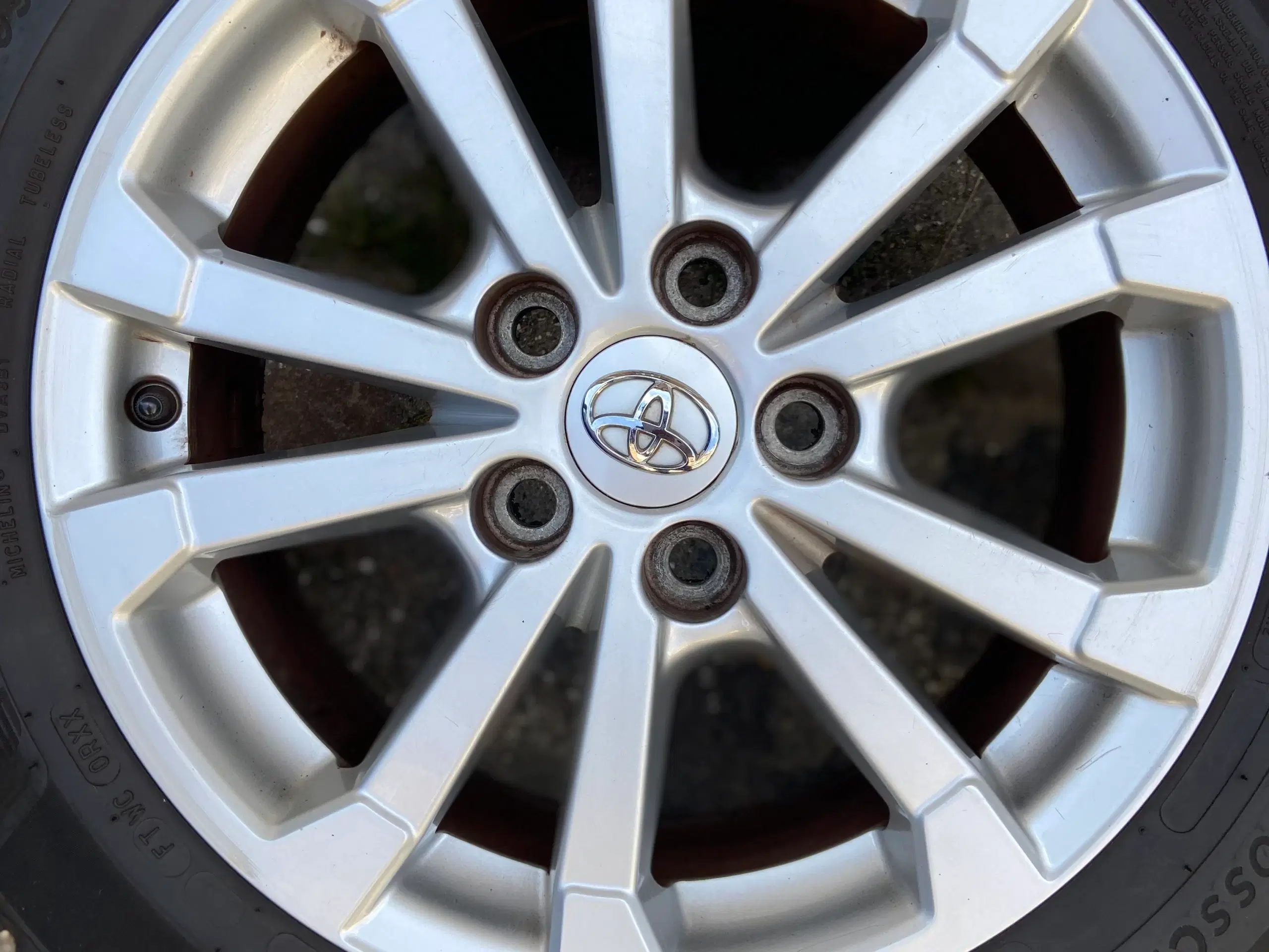 16" Toyota fælge m helårs Michelin dæk