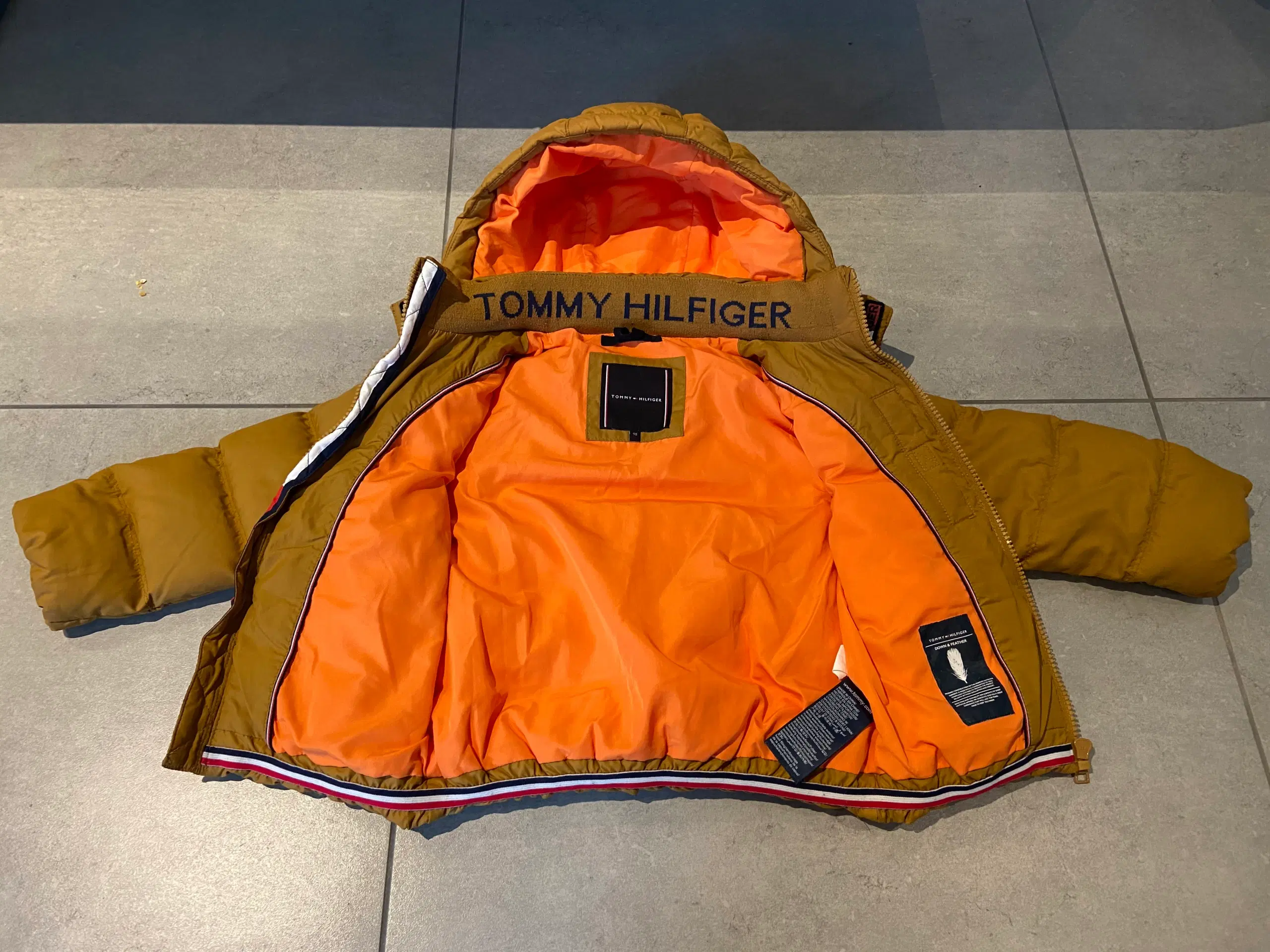 Tommy Hilfiger jakke str. 98 (som ny!)