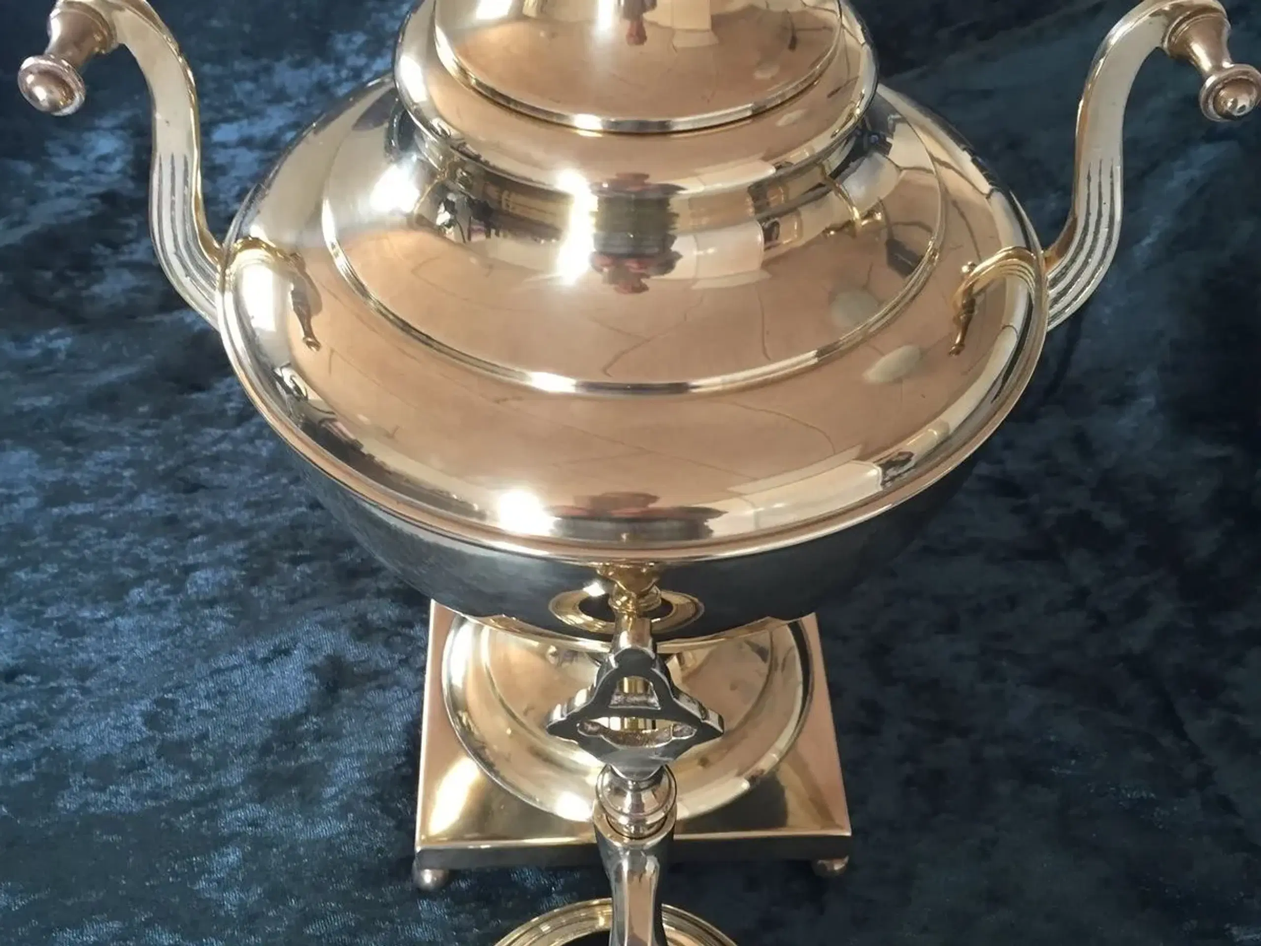 Samovar i messing