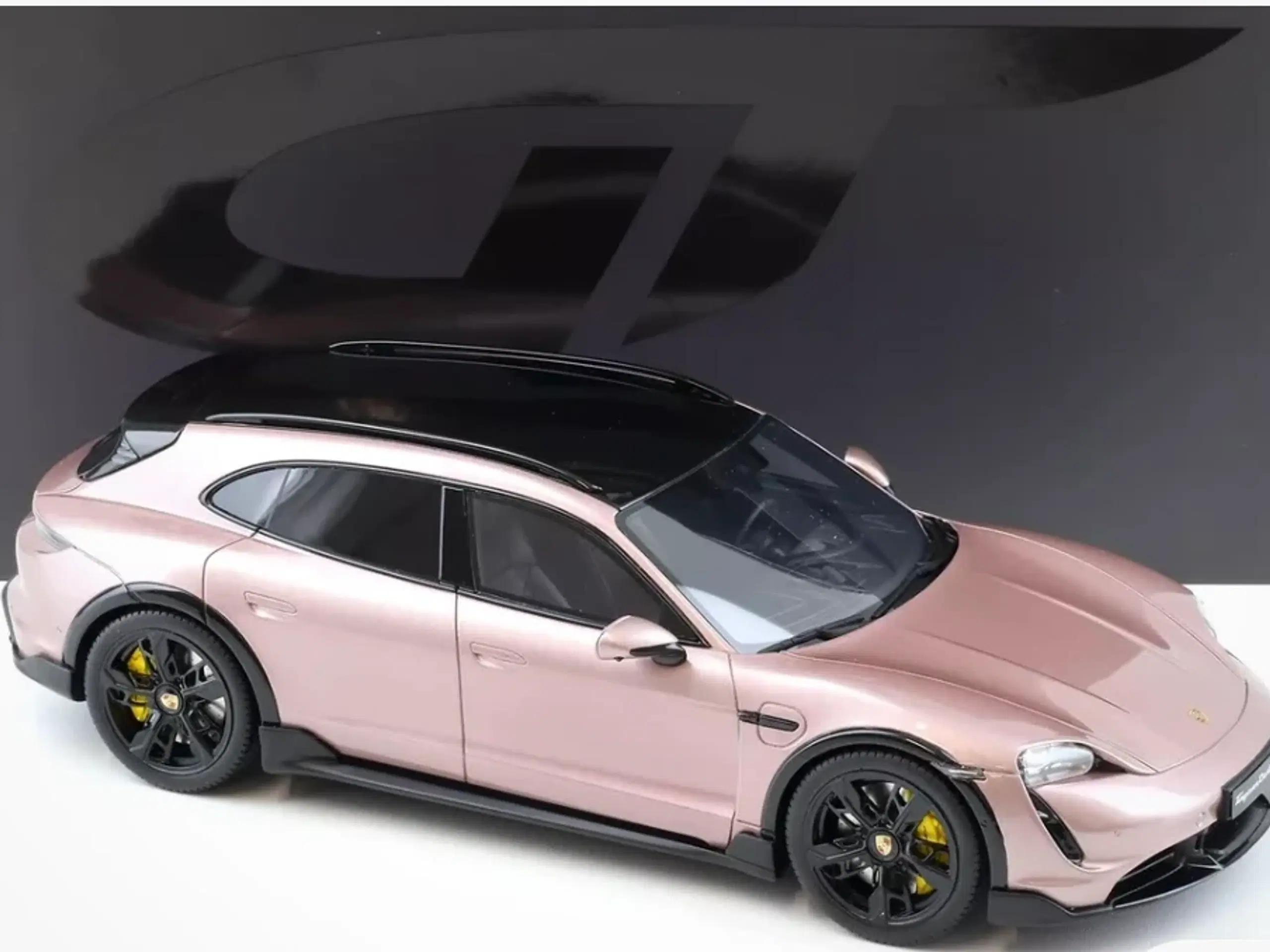 1:18 Porsche Taycan Turbo S Cross Tourismo 2022