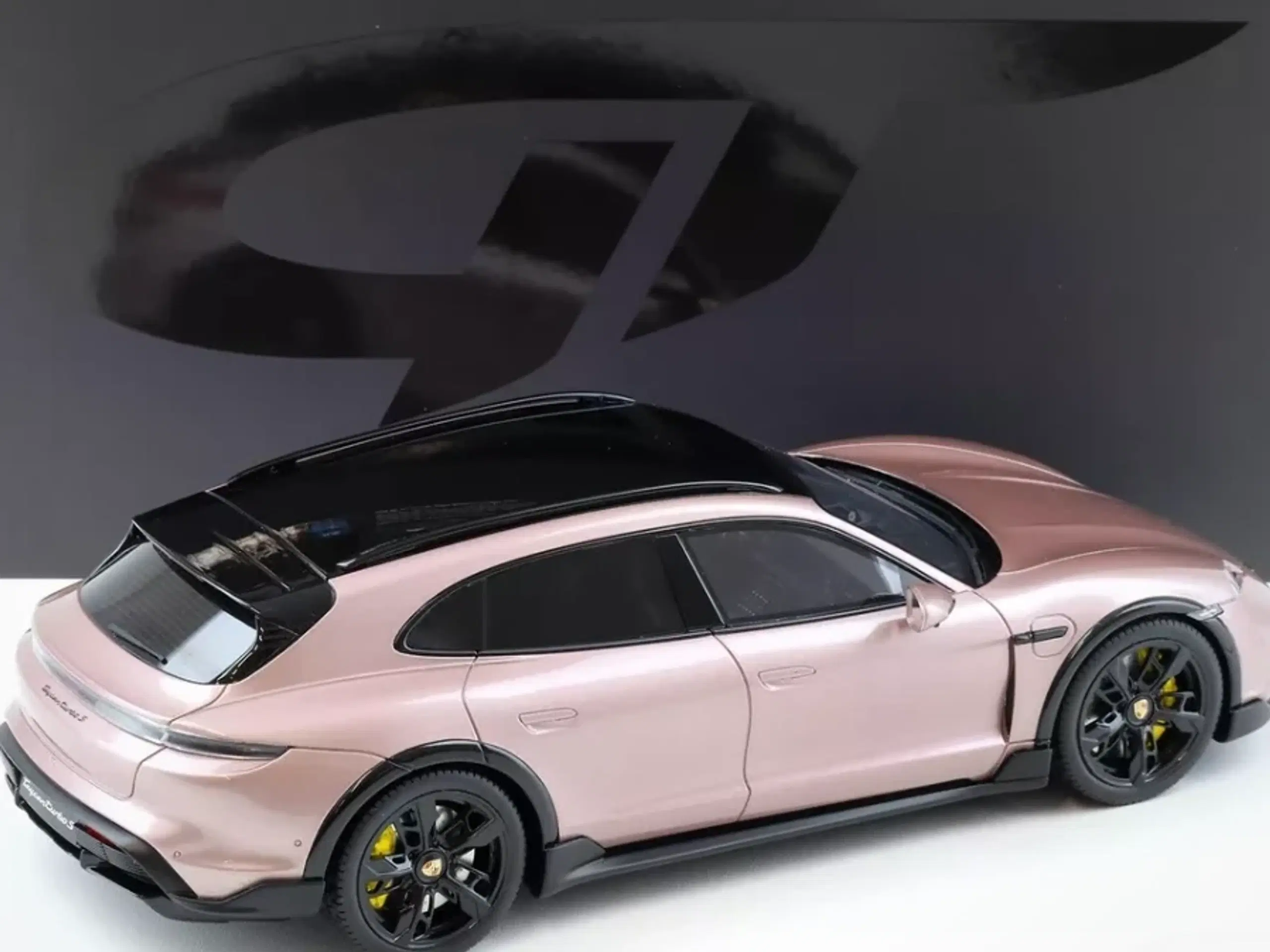 1:18 Porsche Taycan Turbo S Cross Tourismo 2022