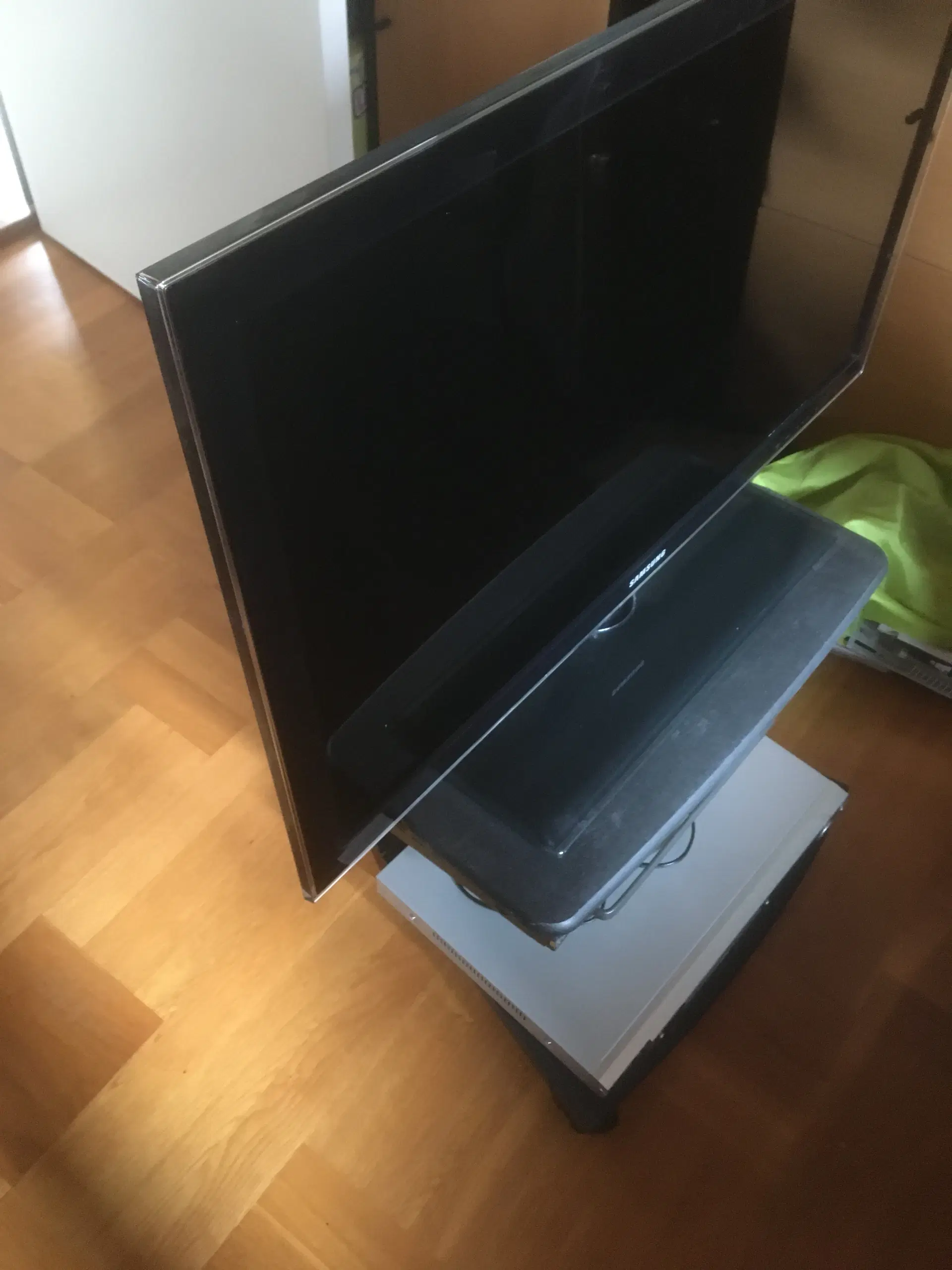 Samsung TV incl bord og DVD afspiller