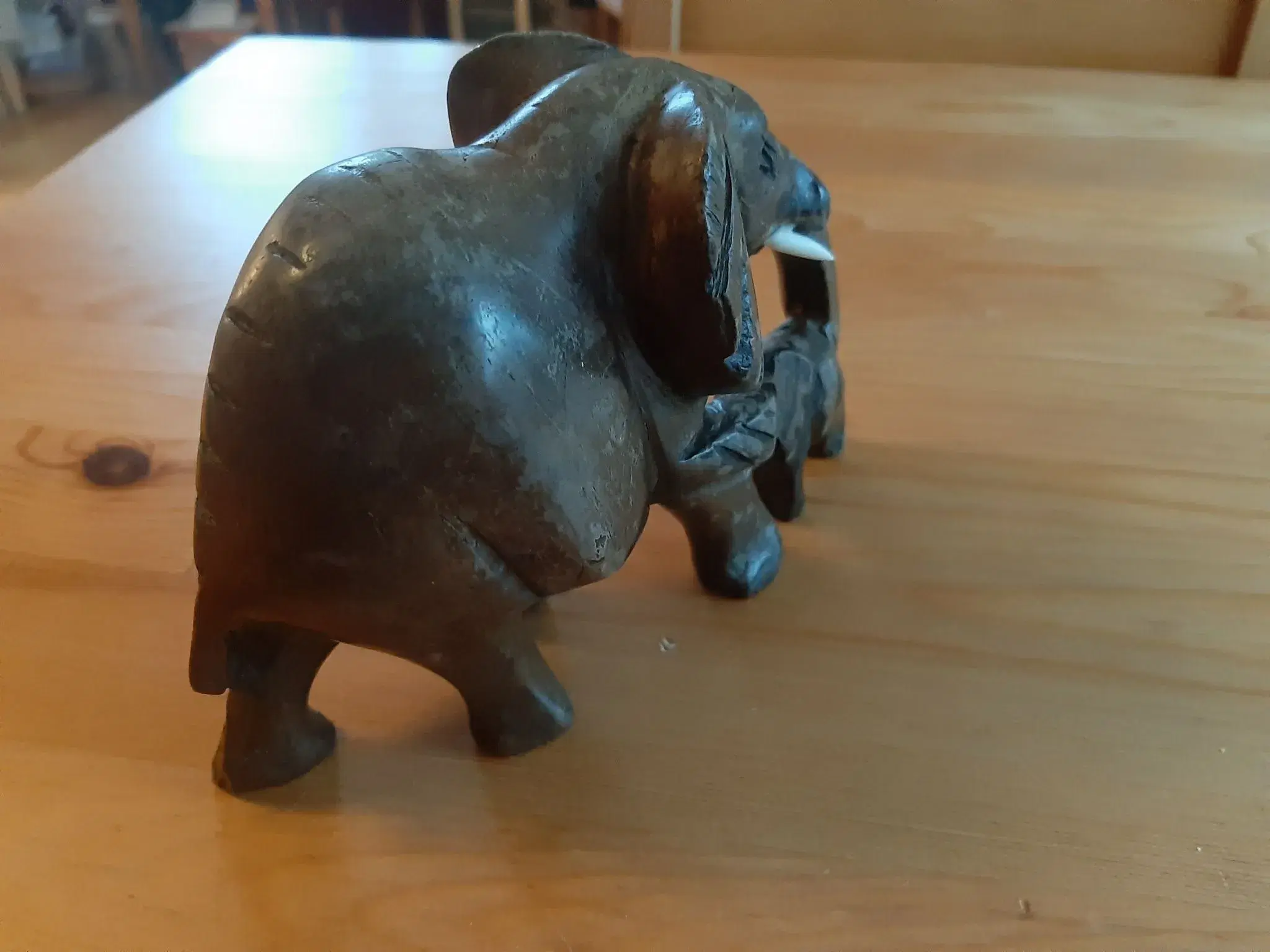 ELEFANT i træ