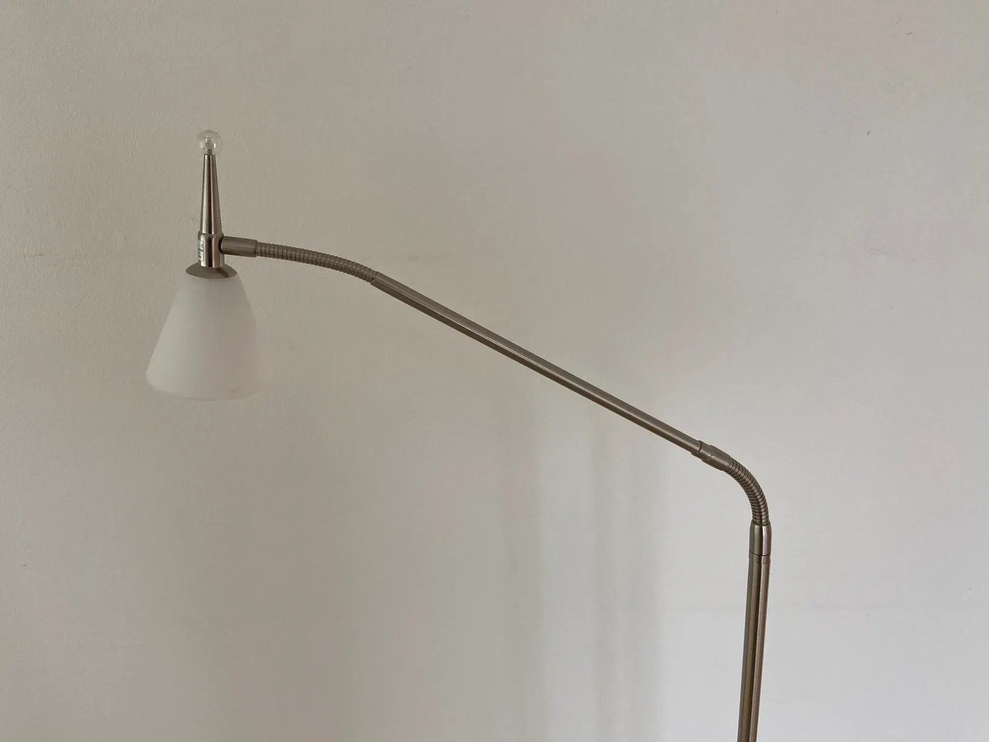 Dejlig standerlampe med lille hoved