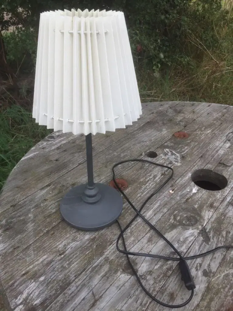 Bordlampe på metalfod