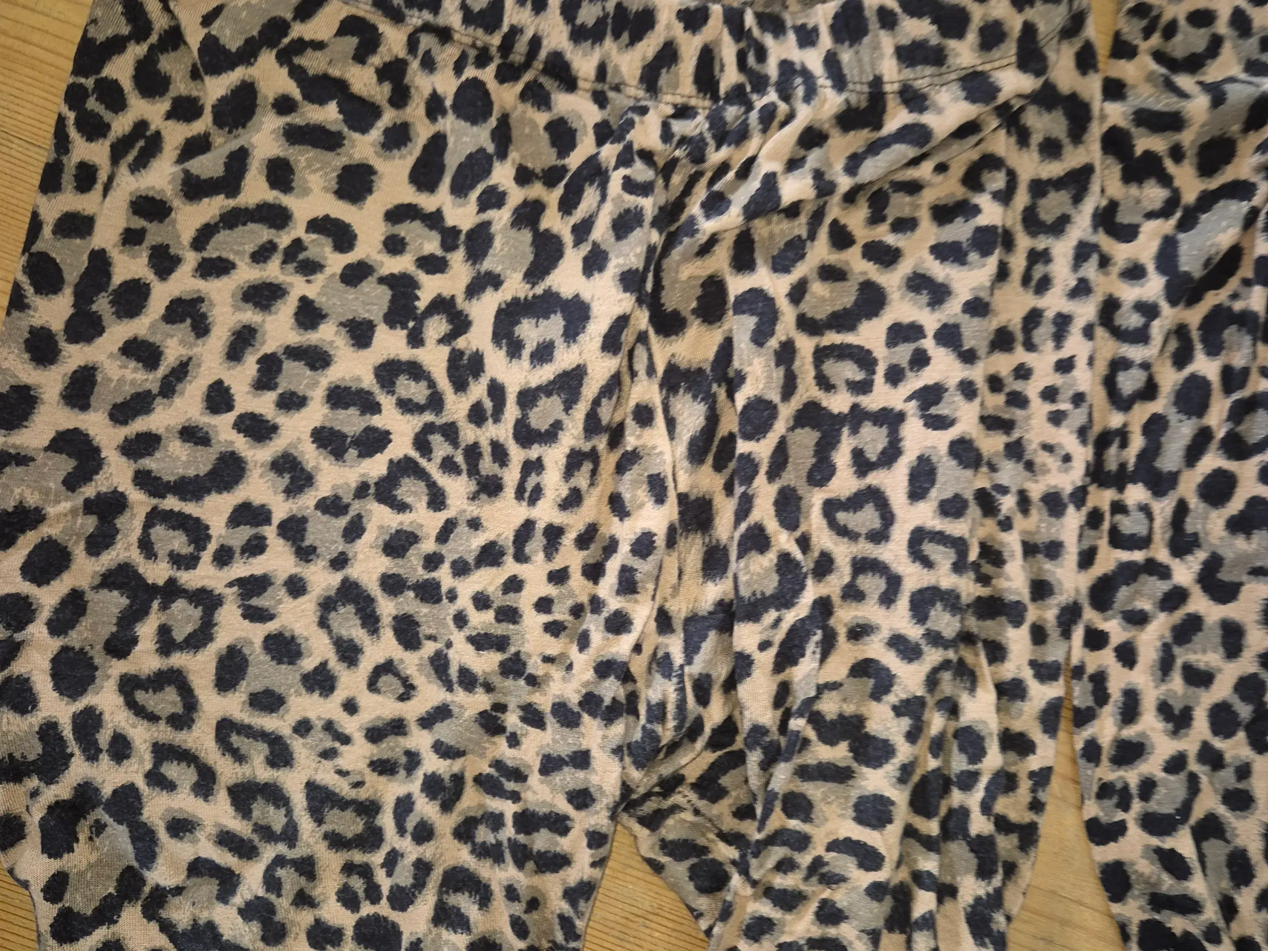 Leo leggings og shorts - 50 kr