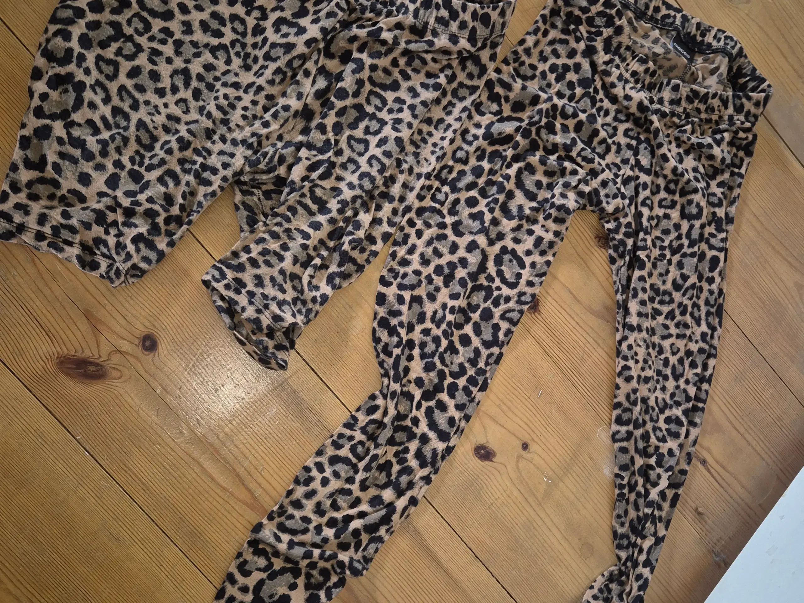 Leo leggings og shorts - 50 kr