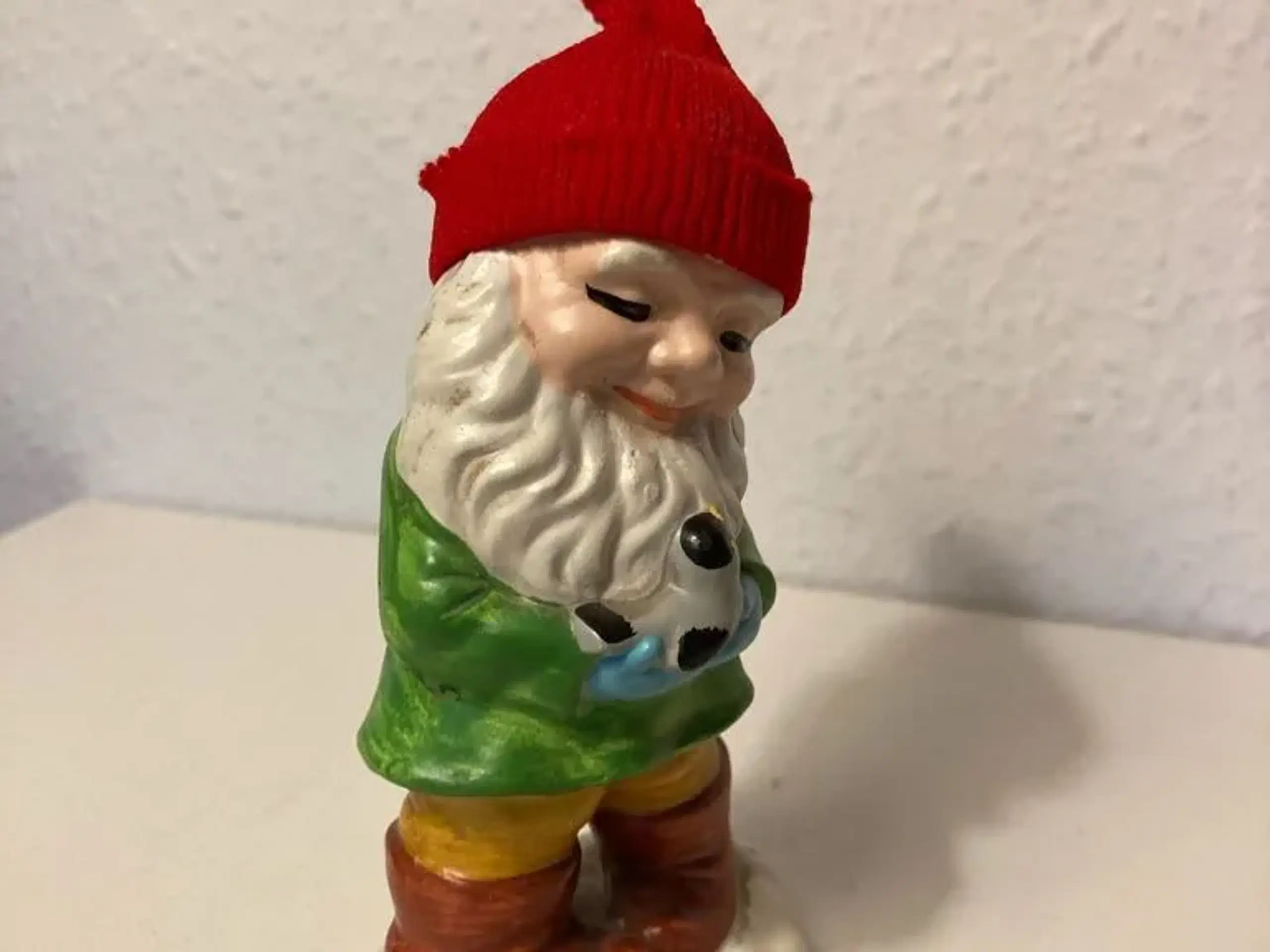 Ældre nisse med fugl