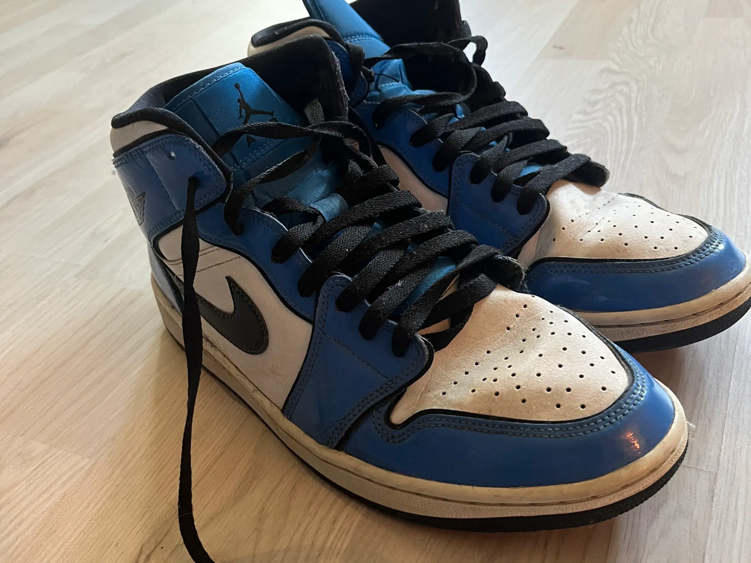 Jordan 1 mid signal blue