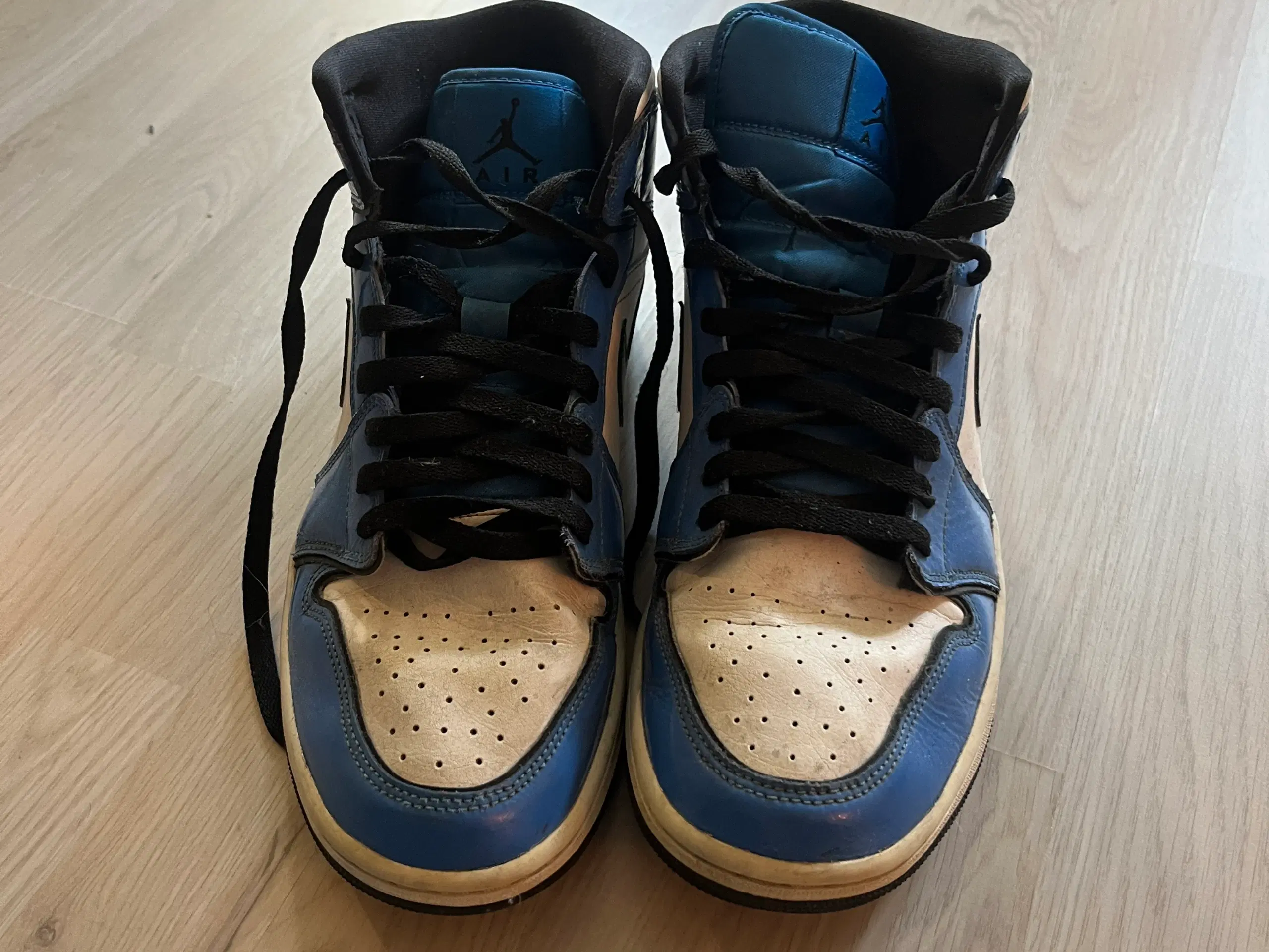 Jordan 1 mid signal blue