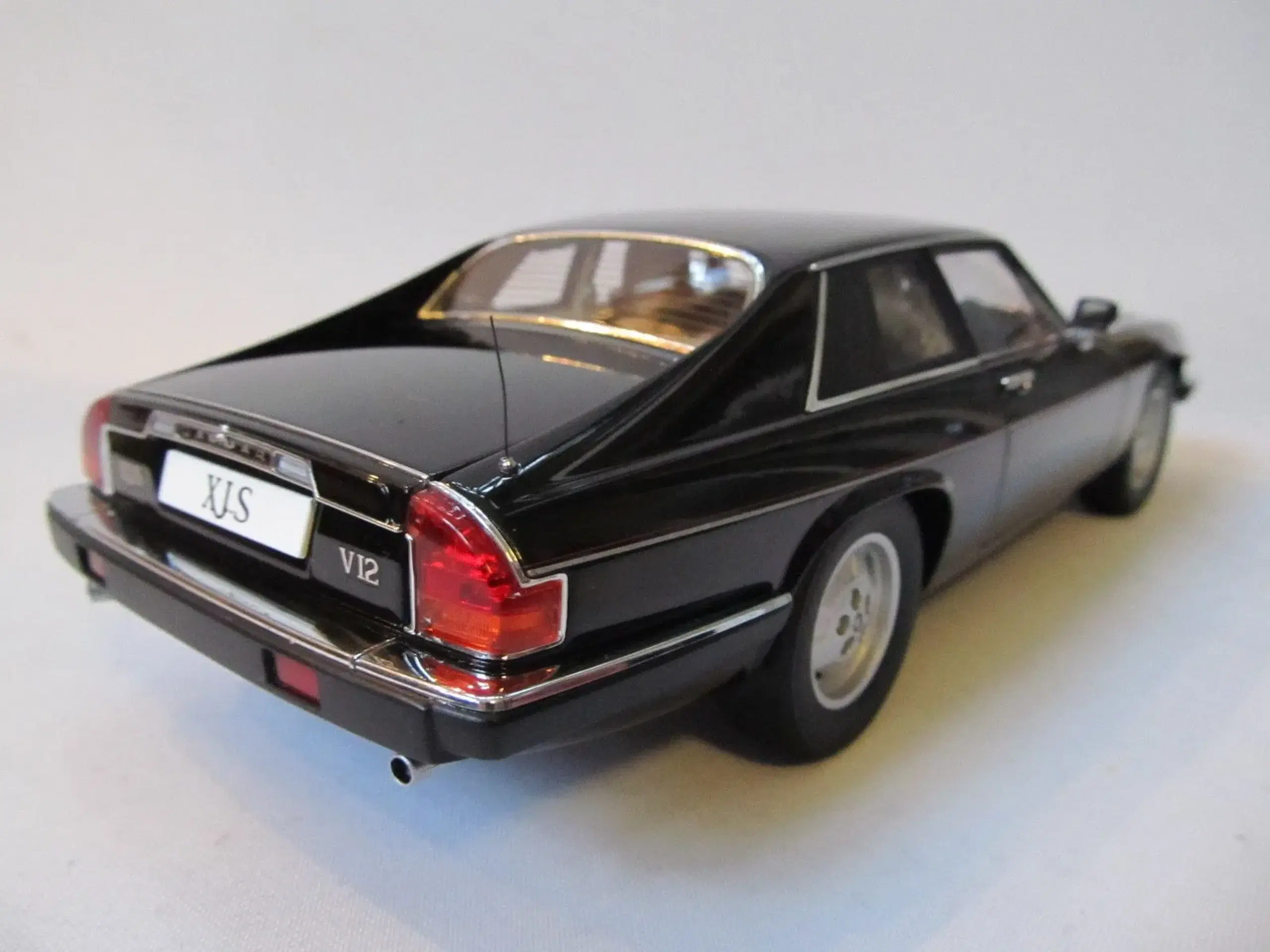 1976 Jaguar XJ-S V12 1:18