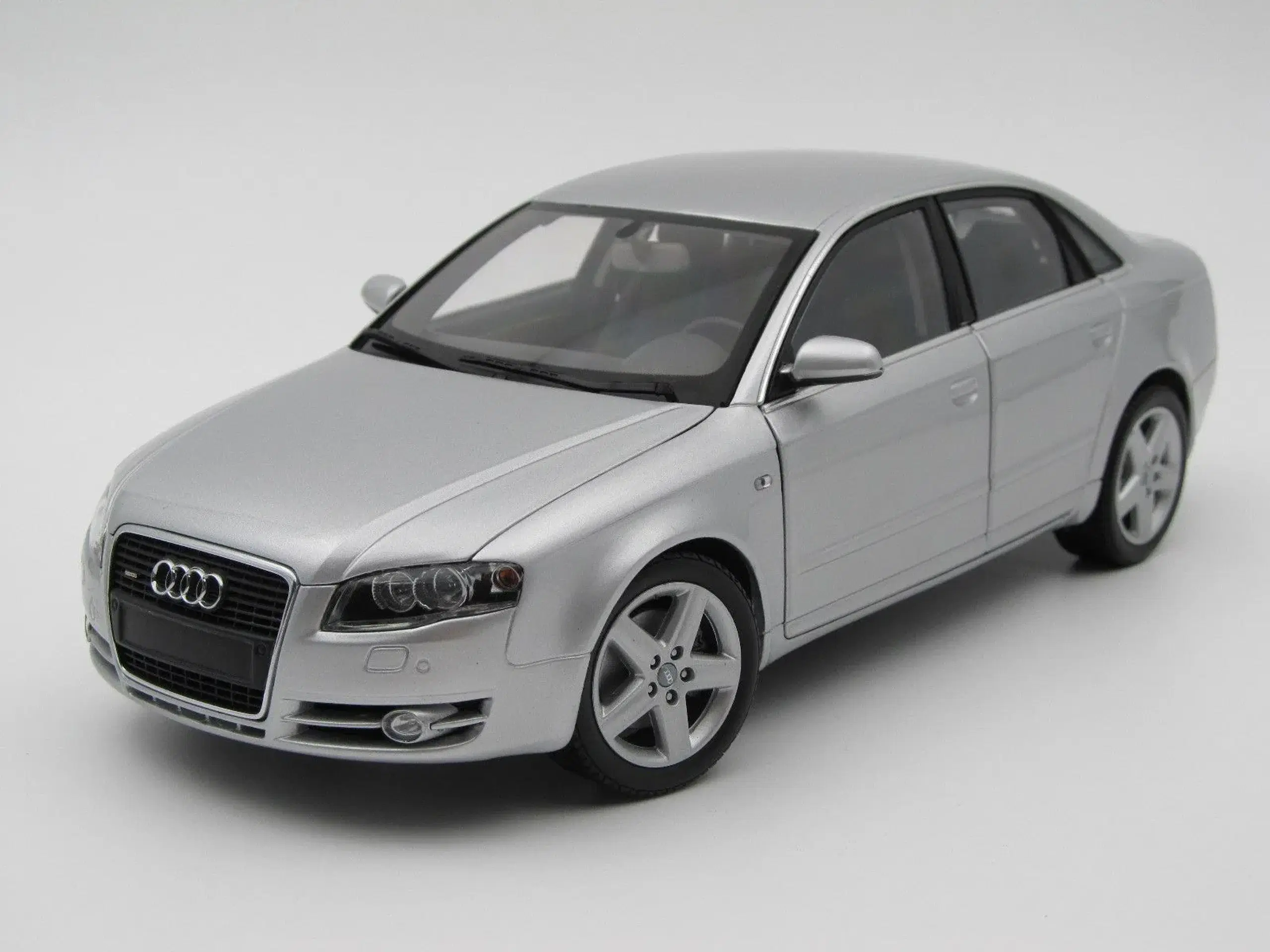 2005 Audi A4 3,2 FSI Quattro Minichamps - 1:18