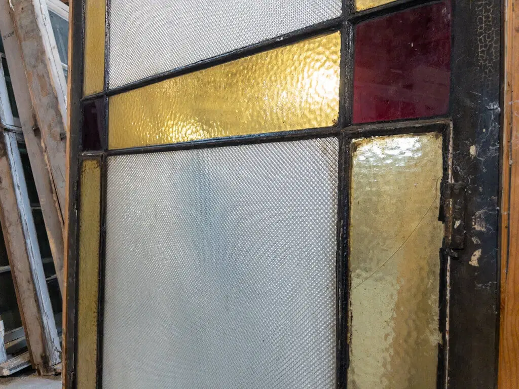 Unikt stort vindue m farvet strukturglas