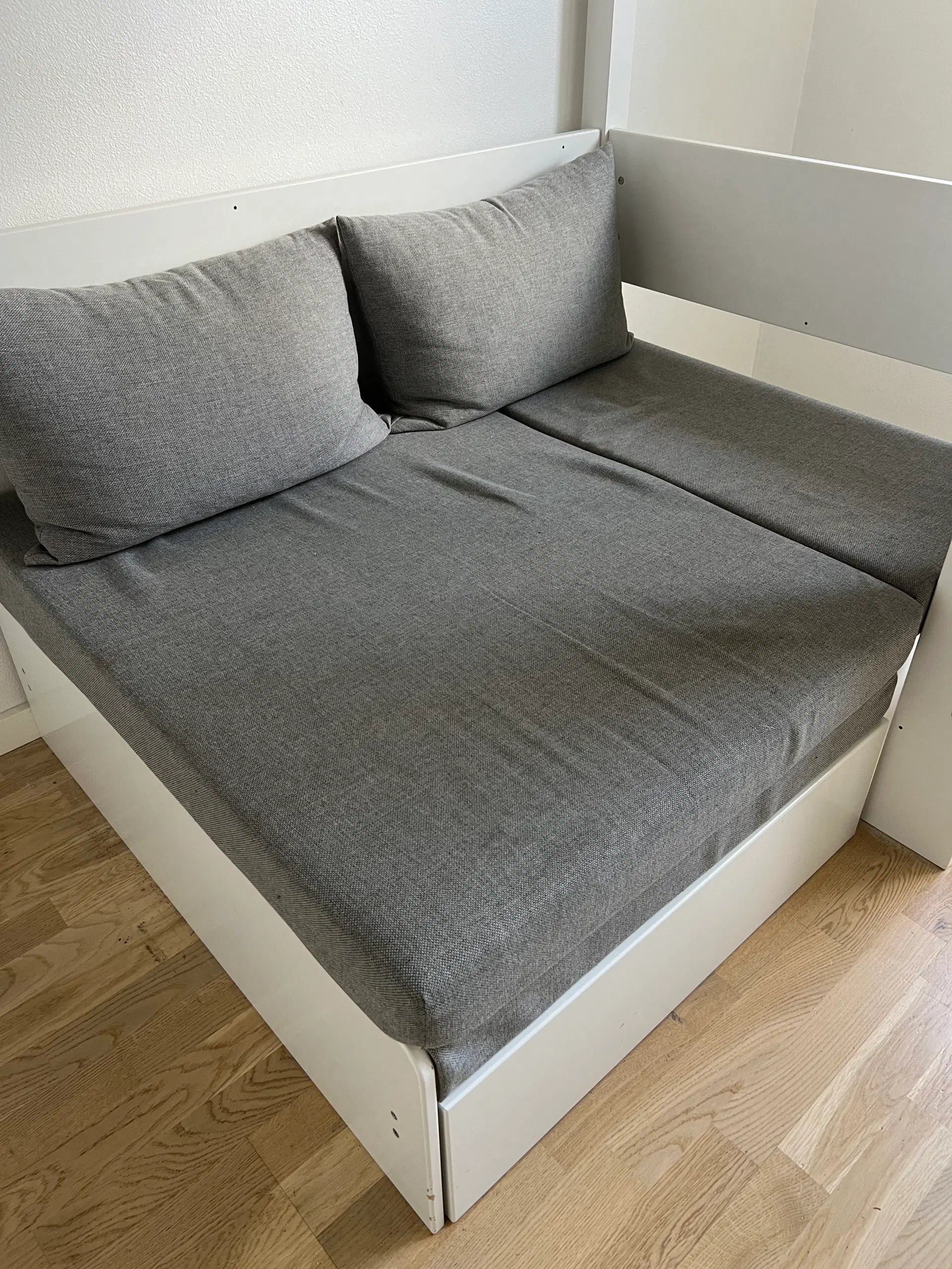 FLEXA WHITE højseng med indbygget sofa