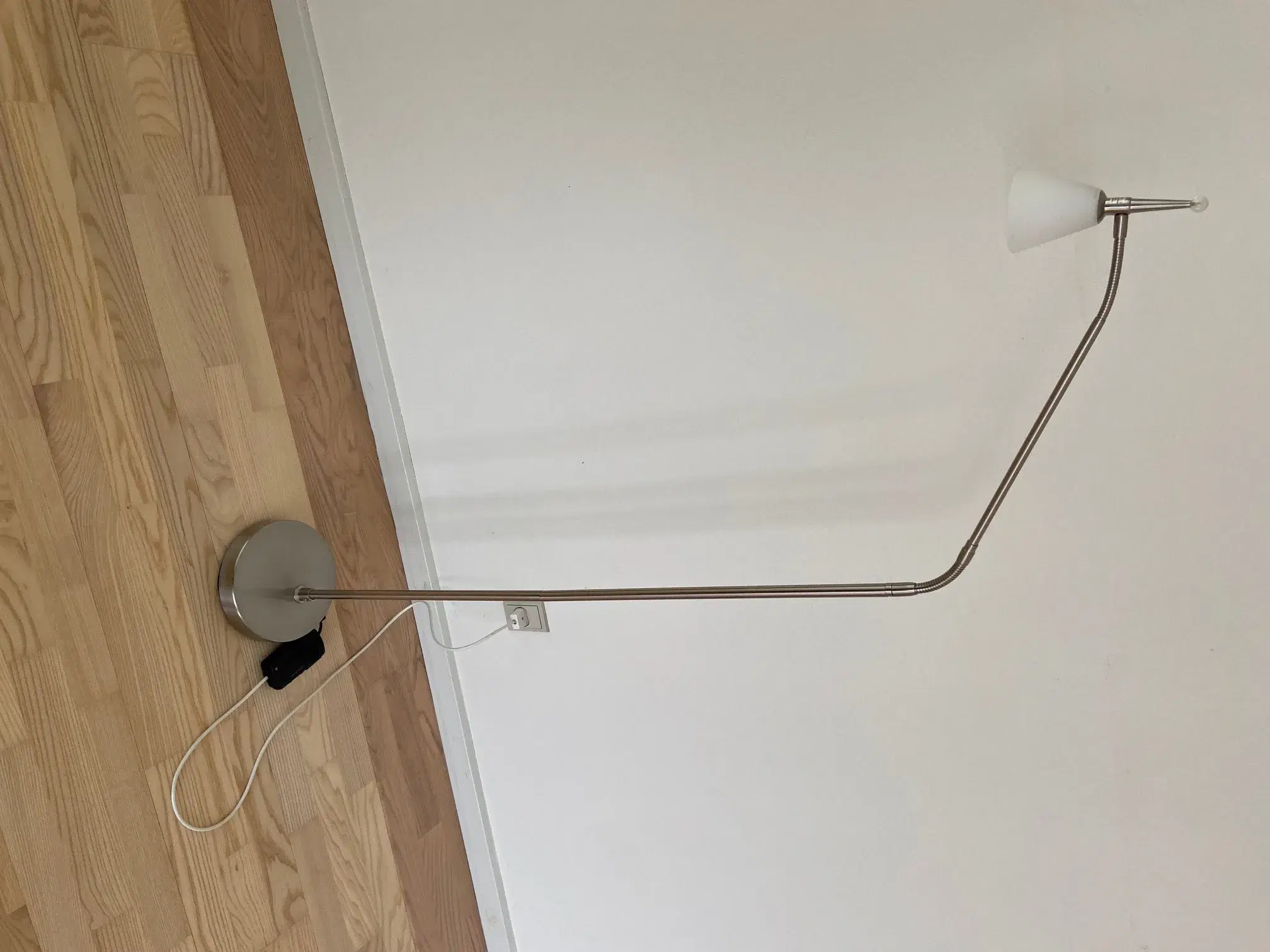 Dejlig standerlampe med lille hoved