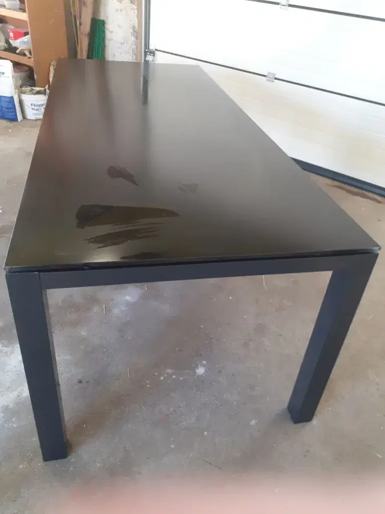 Sort havebord med sort glasplade