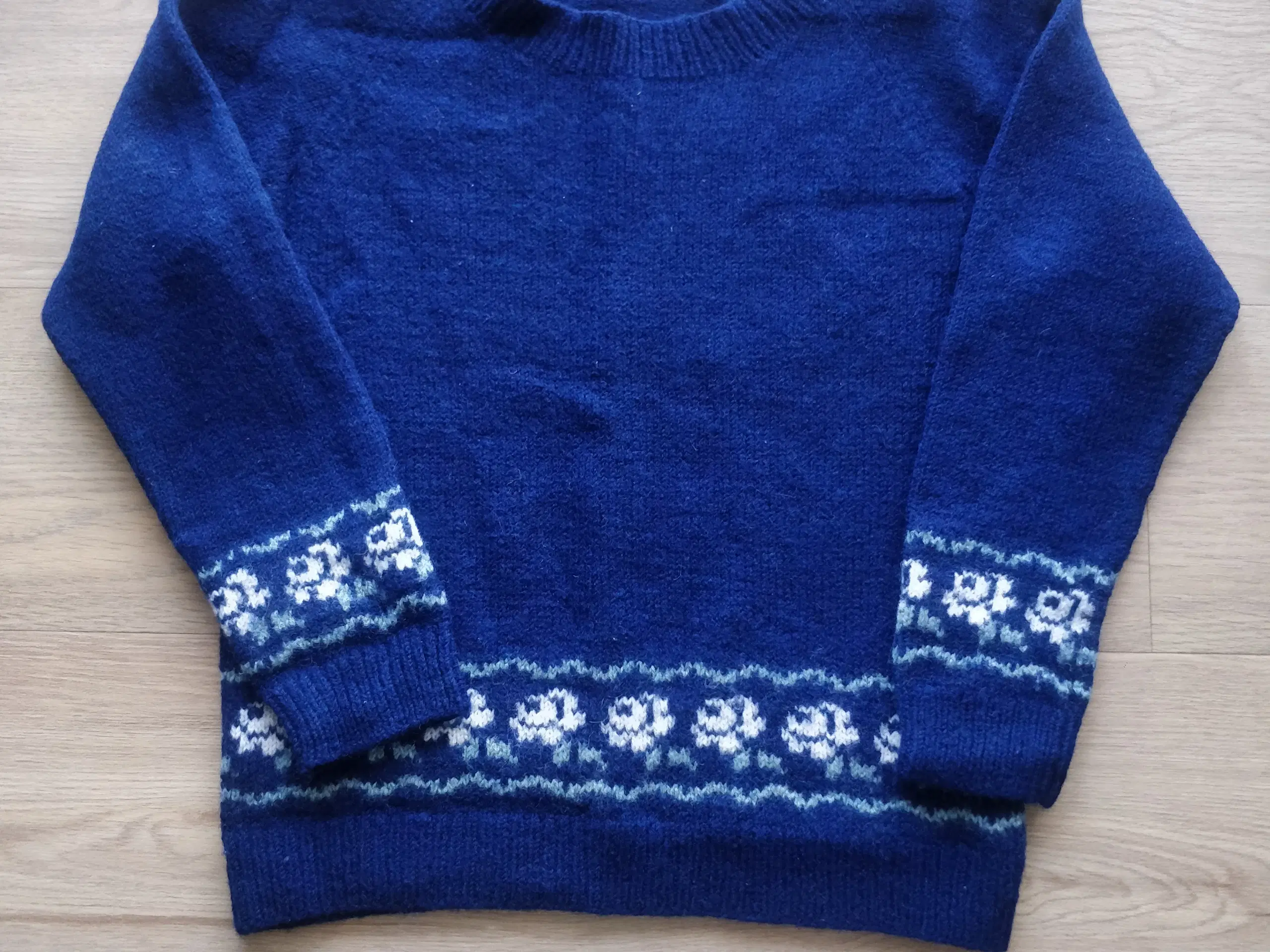 Håndlavet strik sweater med hvide blomster